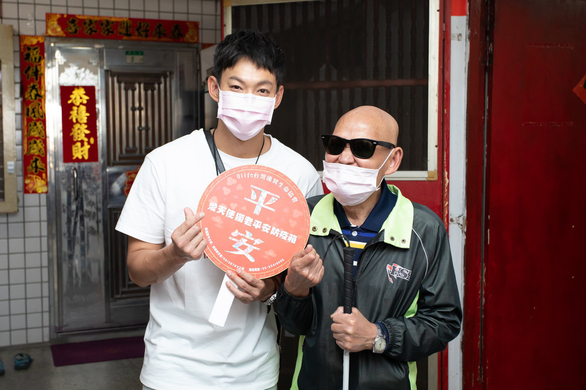 廖威廉與藝人李炳輝（右）一同進行公益探訪。