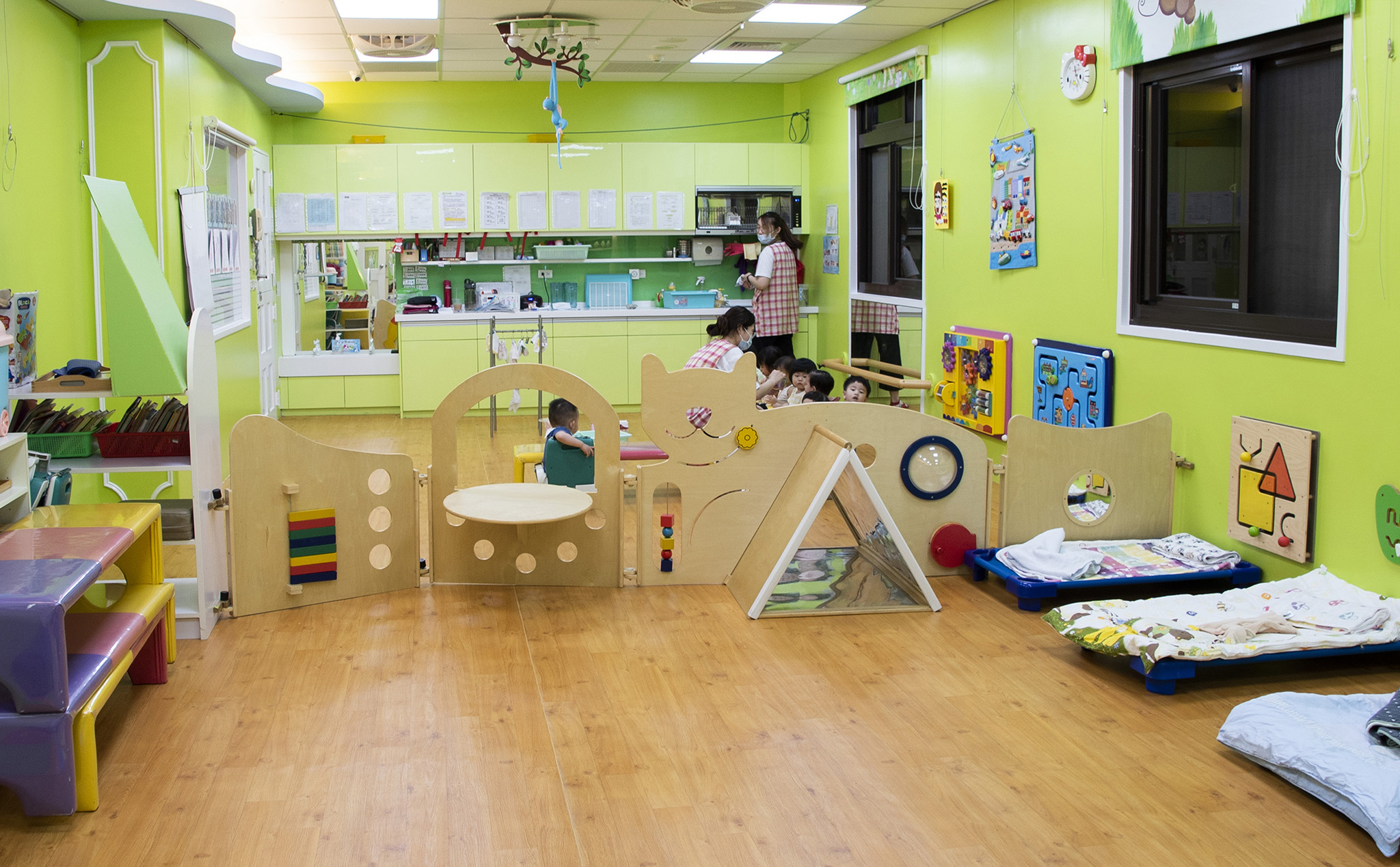 教室內教養嬰幼兒所需的設施一應俱全，減輕老師照顧壓力，也倍增安全性。