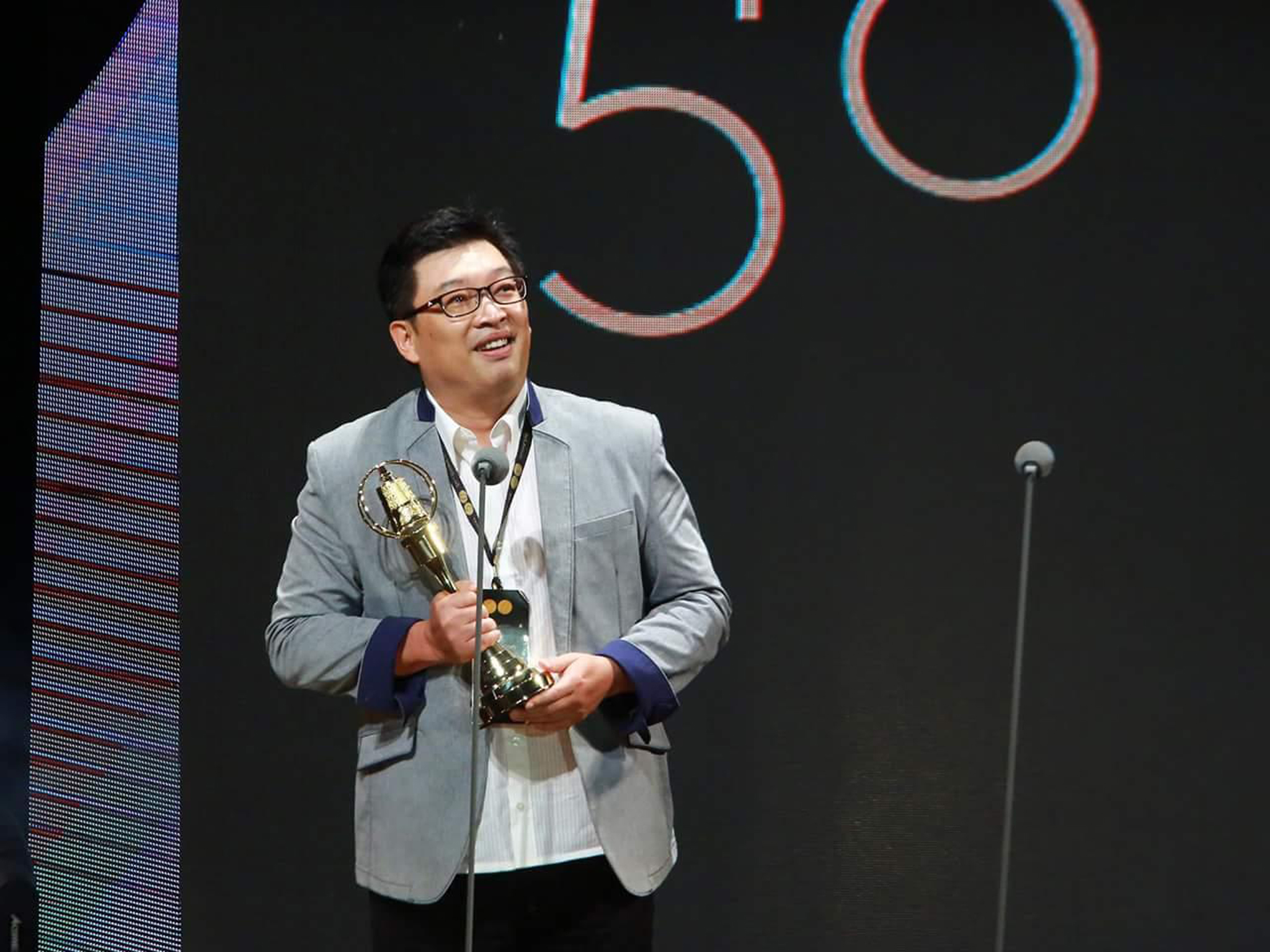 高嘉鴻以客家電視《跟著達人追夢趣》奪下第50屆廣播金鐘獎「最佳兒少節目獎」。