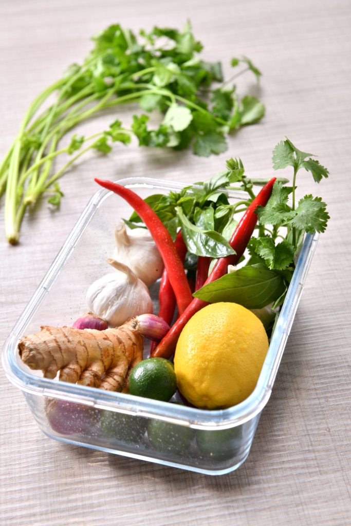 烹調時常要用到的辛香料等調味用蔬材，也可以放入保鮮盒中方便取用。