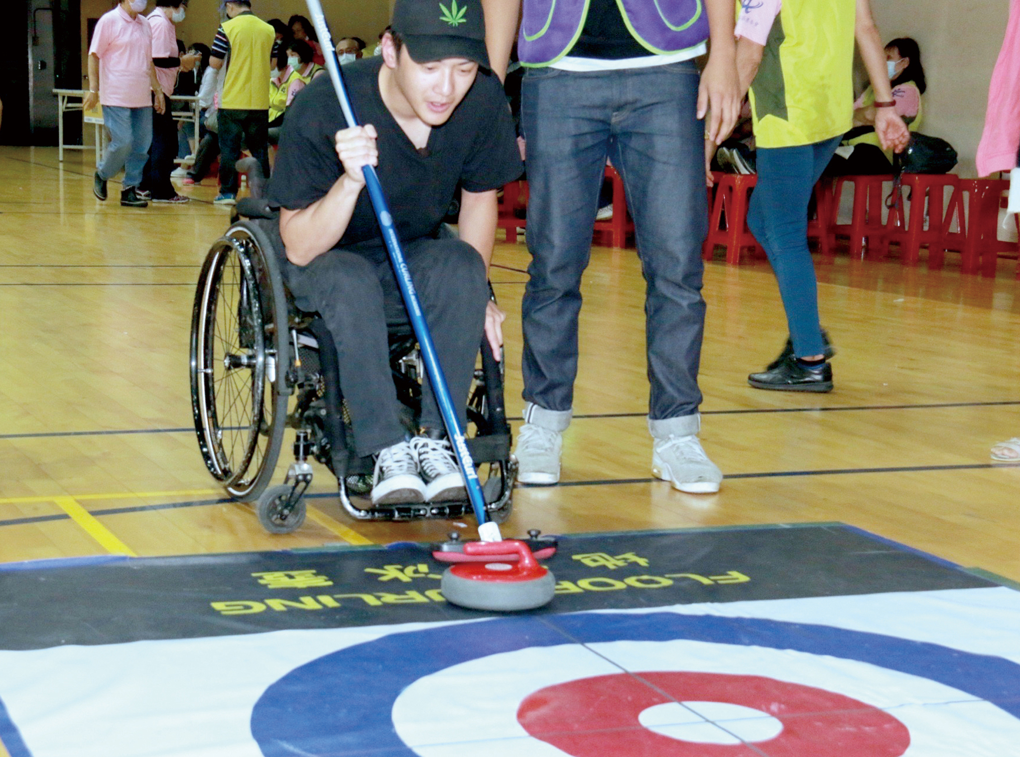 身障朋友參加趣味運動會體驗地板滾球。