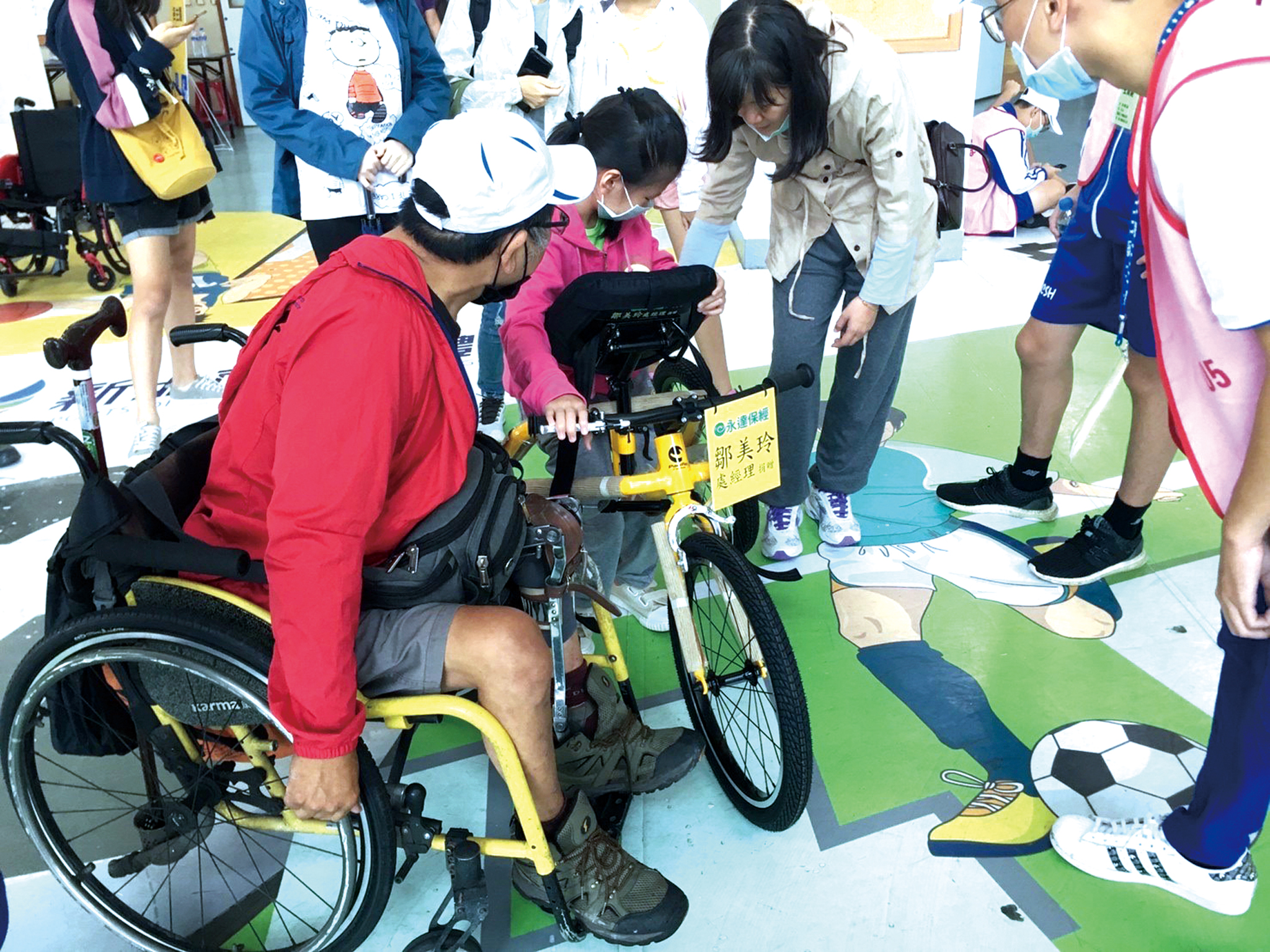 永達保經公司與鄒美玲業務處經理共捐贈四輛專為腦性痲痺兒童設計的三輪跑步車。
