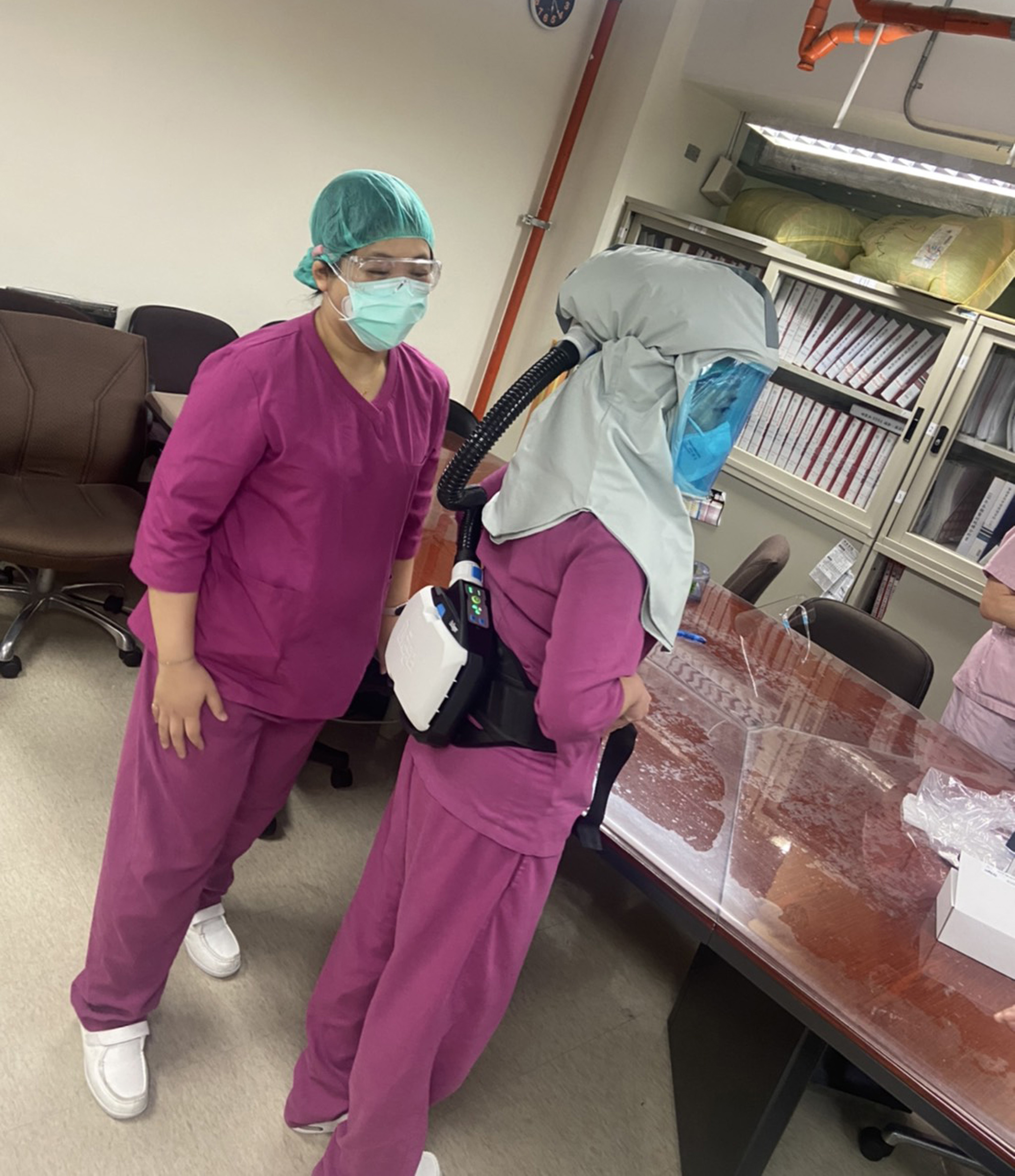 亞東醫院醫護人員試穿永達捐贈的呼吸防護具。