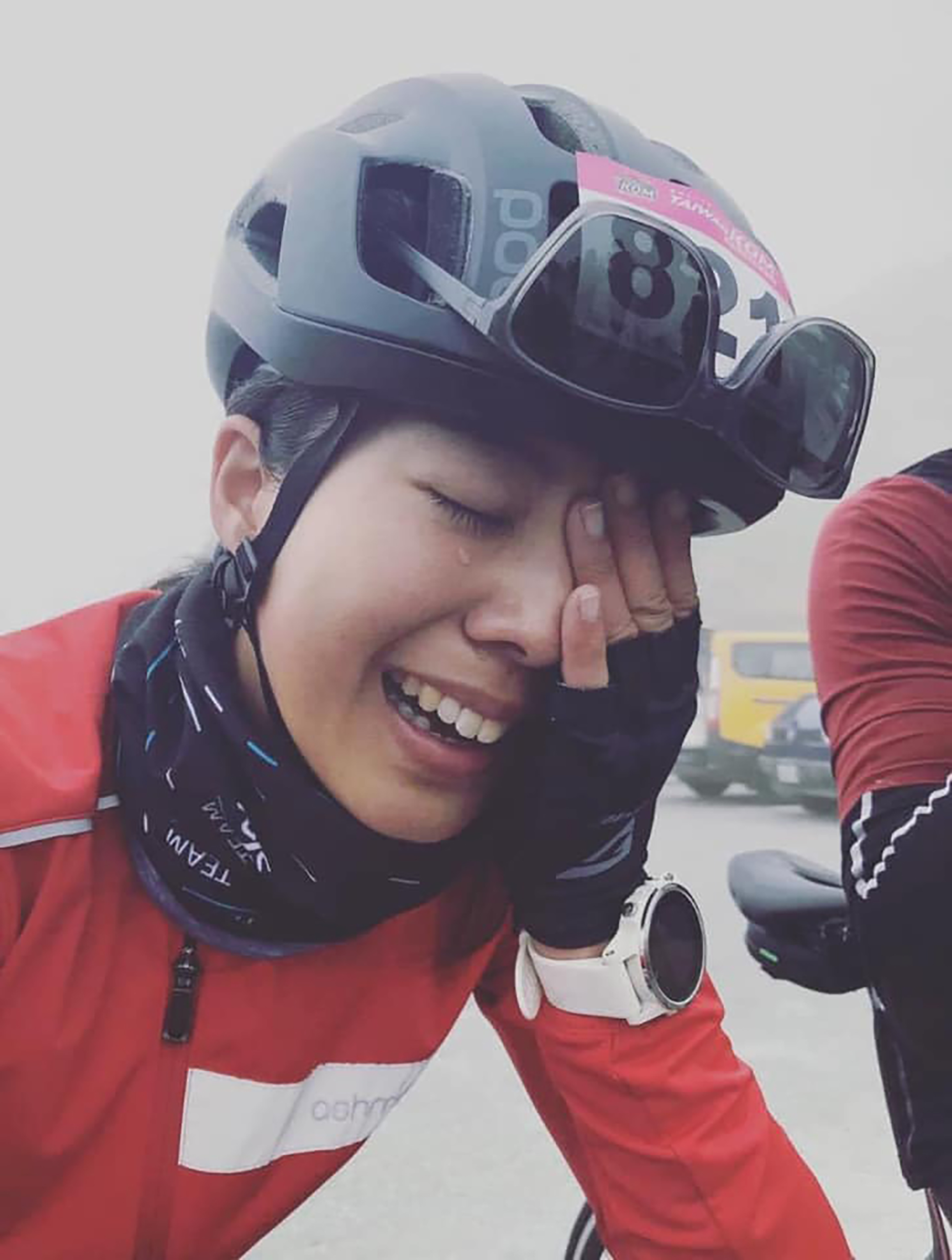 首度征服KOM台灣自行車登山王挑戰賽，騎到全身都抽筋，掛著兩串淚珠通過終點。