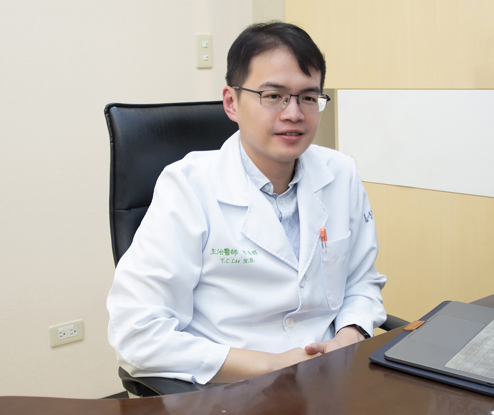 聯新國際醫院整形外科主治醫師李彥錞談「無痕內開眼袋手術」。