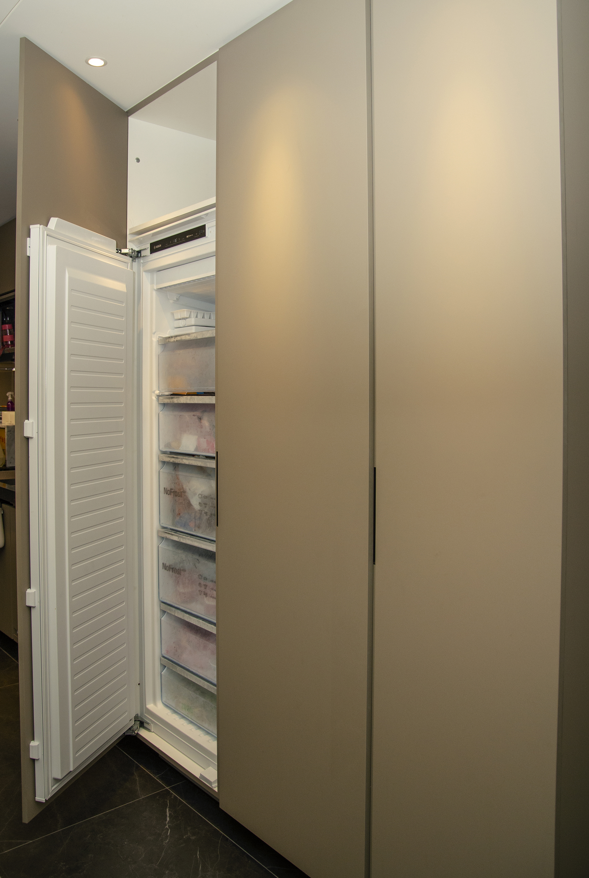 冰箱隱藏在木櫃中，廚房美感再進化，功能性再提升。