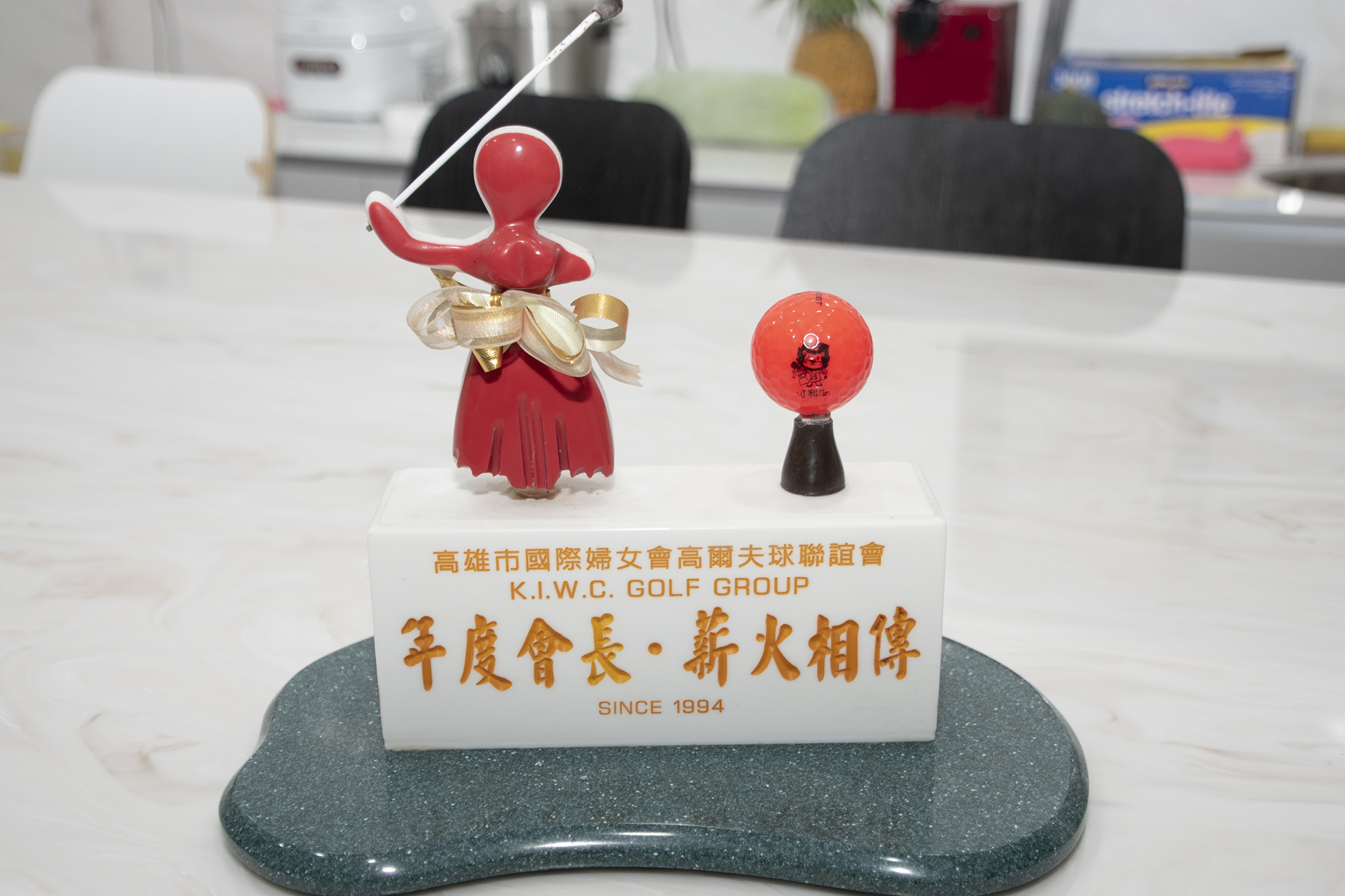 郭敏貞為高爾夫聯誼會設計的交接信物，信物上的人像是由陳文璋先生製造。