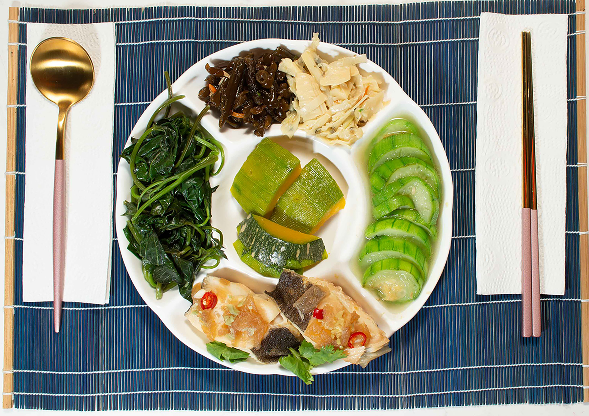 南瓜蒸鱈魚餐盤：蒸南瓜、醃冬瓜蒸鱈魚、燙地瓜葉、清炒絲瓜、炒海茸、炒筍絲。