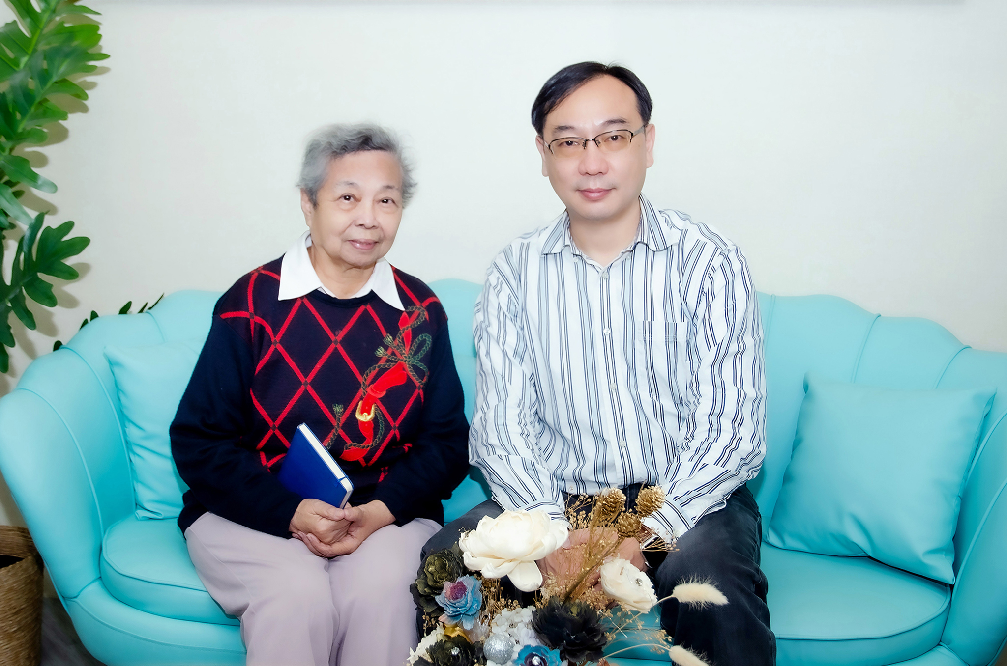 藥學博士楊玲玲教授與兒子陳建彰攜手推廣食療觀念。