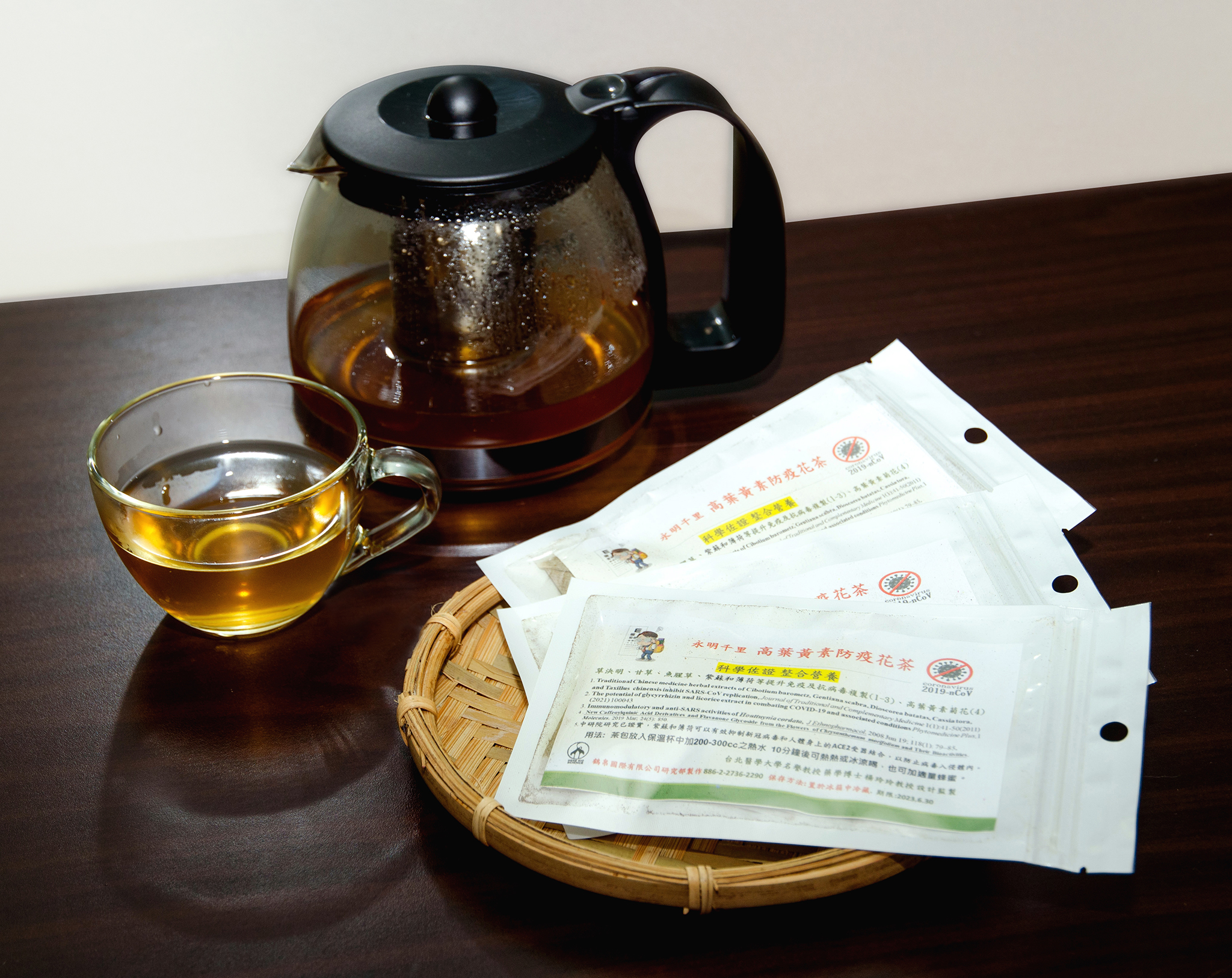 鶴帛國際主打客製化專案的合作模式，由楊玲玲教授配合客戶需求設計各種藥膳茶飲，圖為「永明千里高葉黃素防疫花茶」。