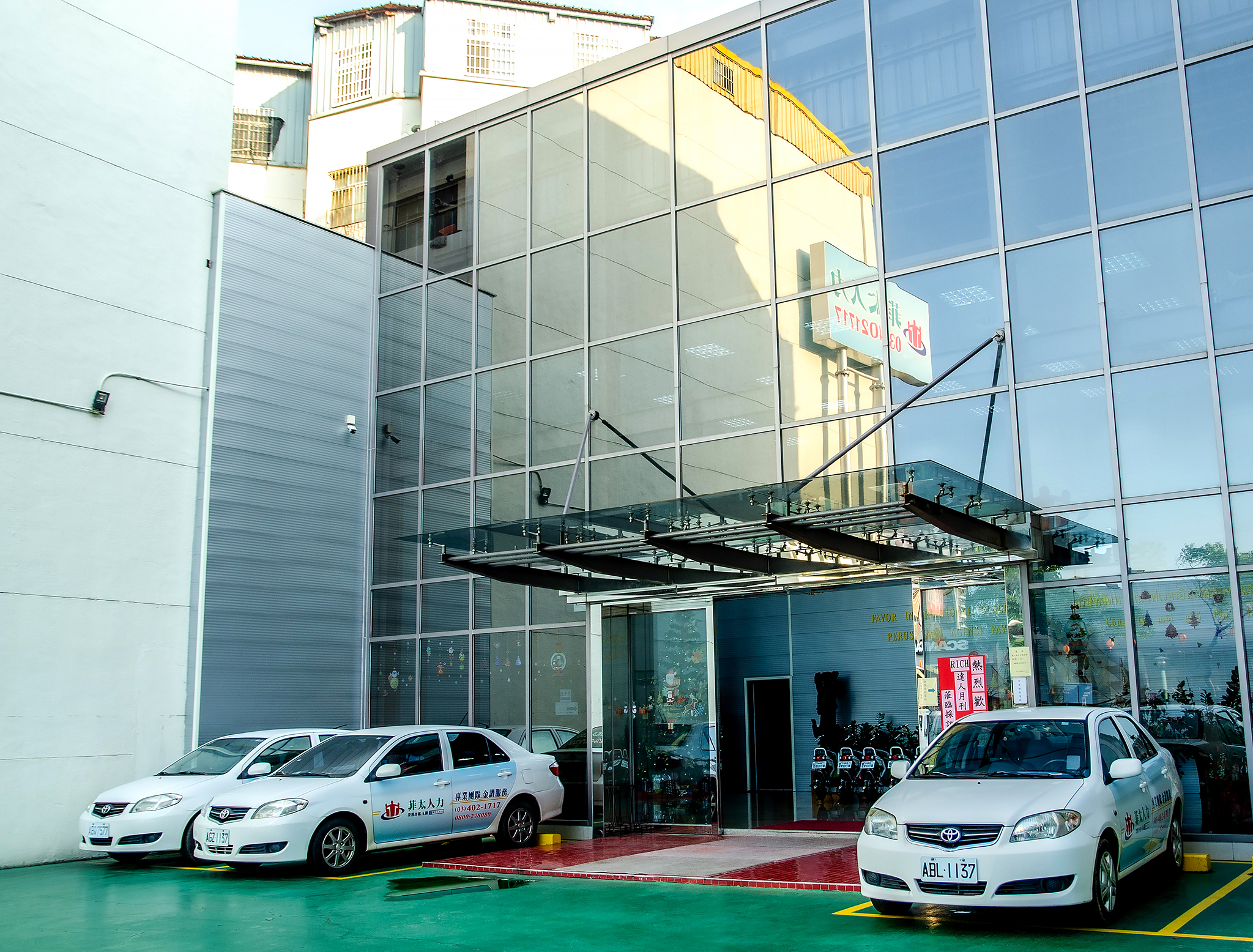 2020年，菲太企業全新辦公大樓落成，大樓前方寬敞的停車空間，方便務洽談與接送。