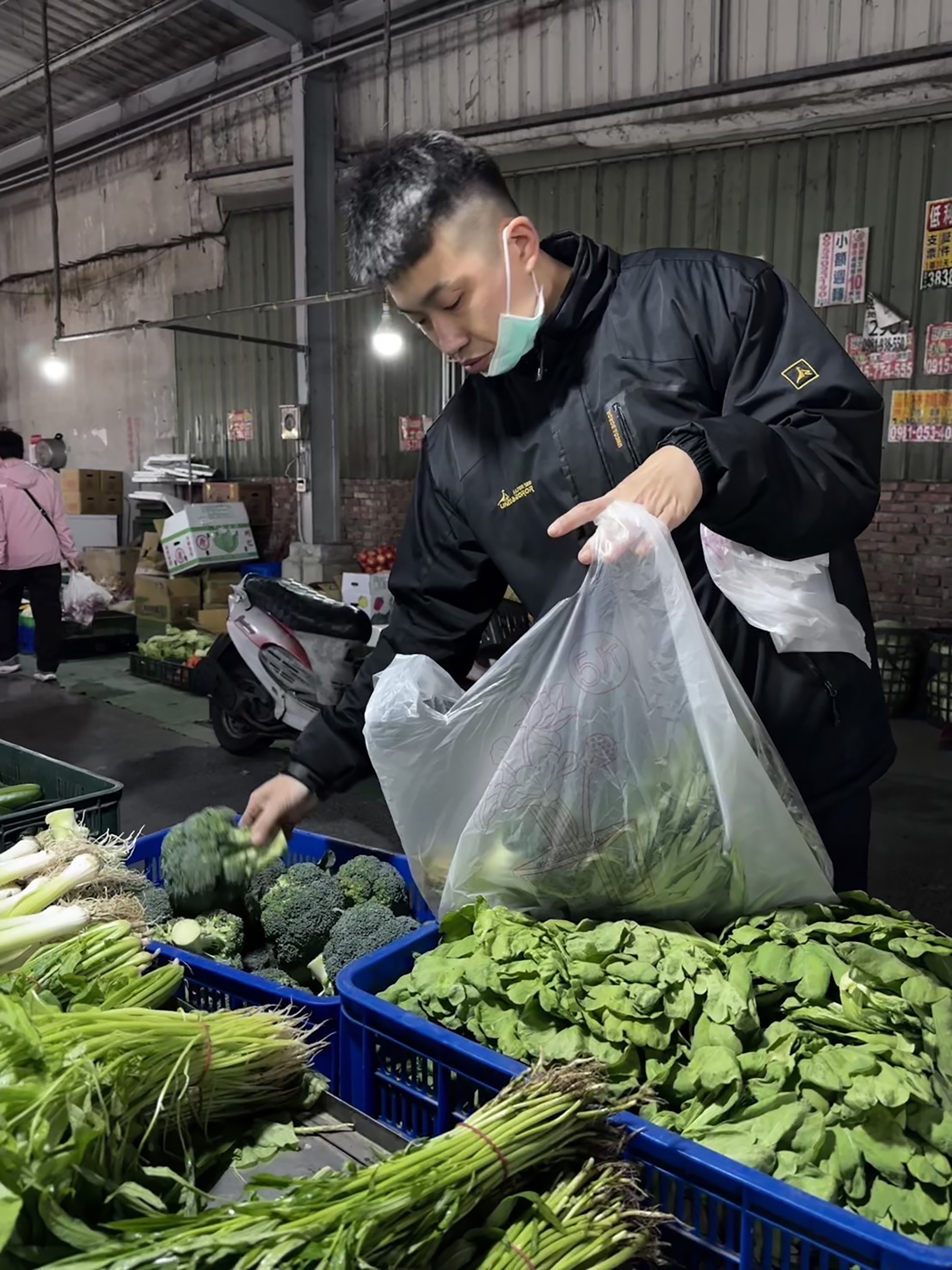 李子聖每天早上親自到菜市場採買新鮮蔬菜。