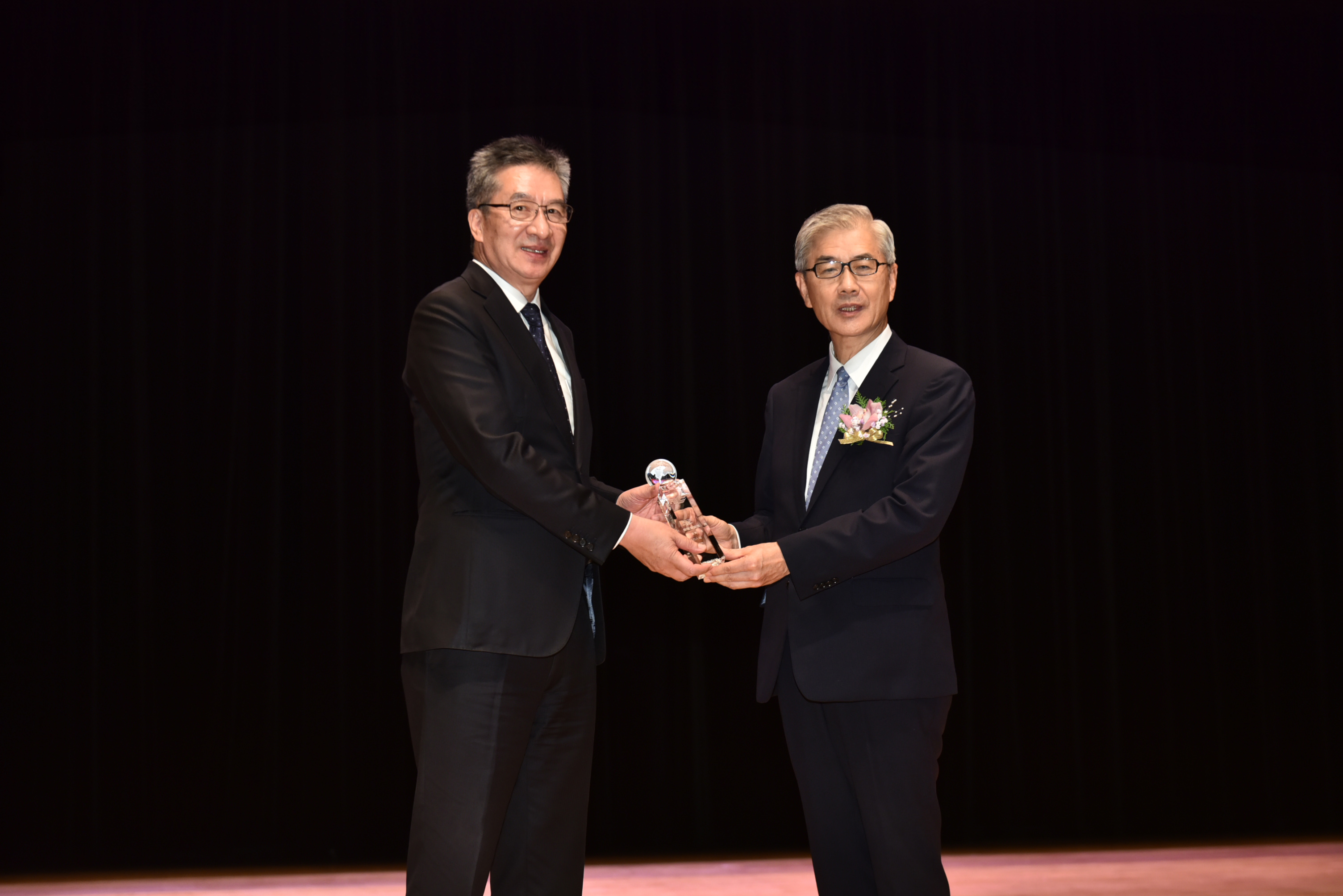 由台灣金融監督委員會主委黃天牧負責頒獎，永達保經陳慶鴻總經理代表領獎。