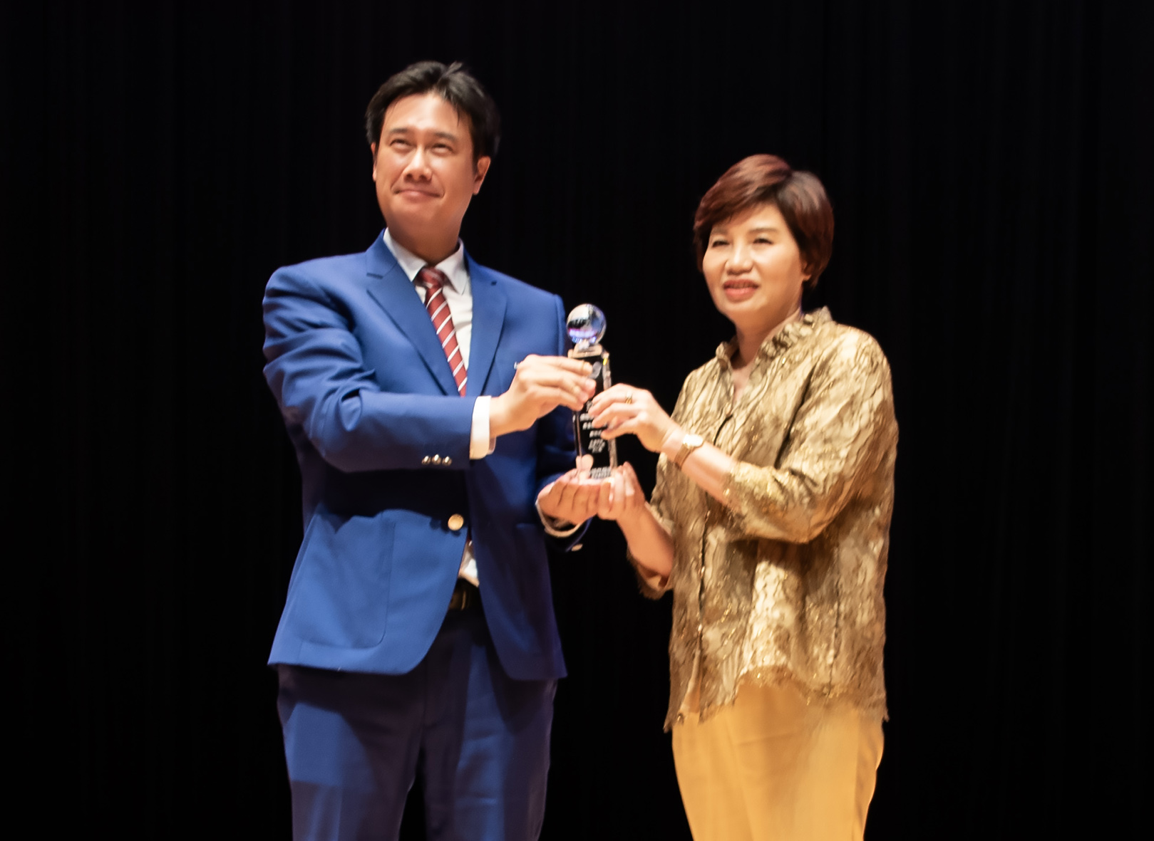 由現代保險雜誌發行人林麗銖負責頒獎，石文仁業務籌備副總代表領獎。