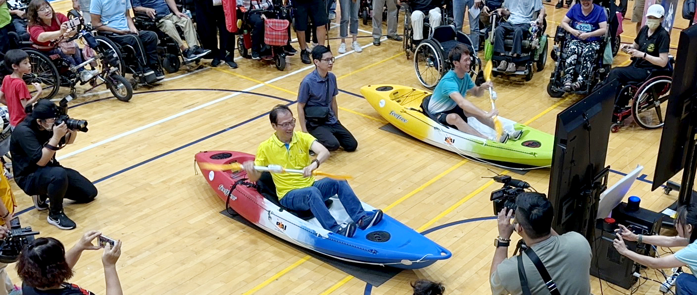 AR獨木舟實境體驗由永達保經李忠約副總（圖左）和亞帕運輪椅網球代表隊唐兆漢（圖右）選手進行實戰操作。