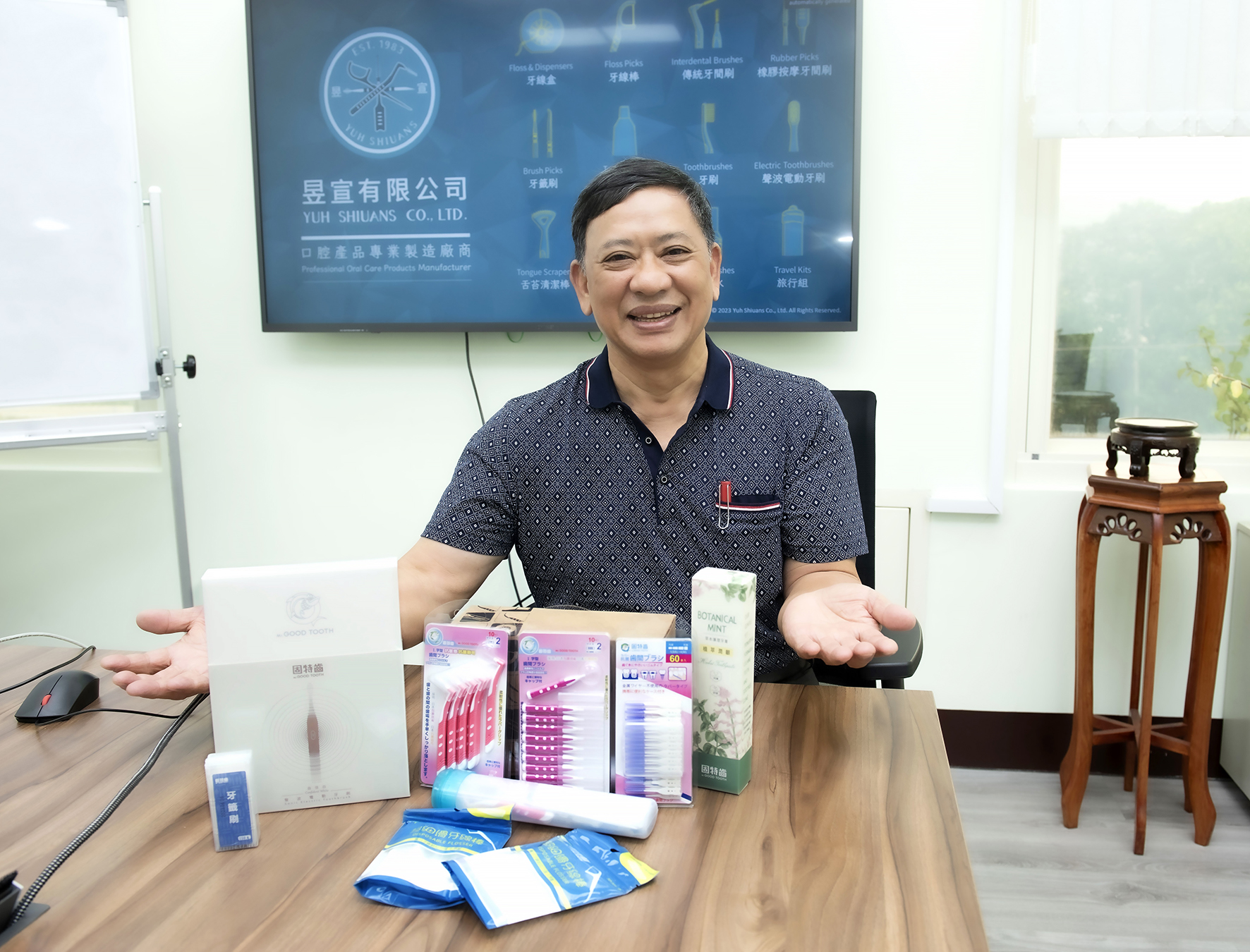 昱宣企業創辦人黃耀煌董事長推薦自有品牌固特齒的口腔產品。