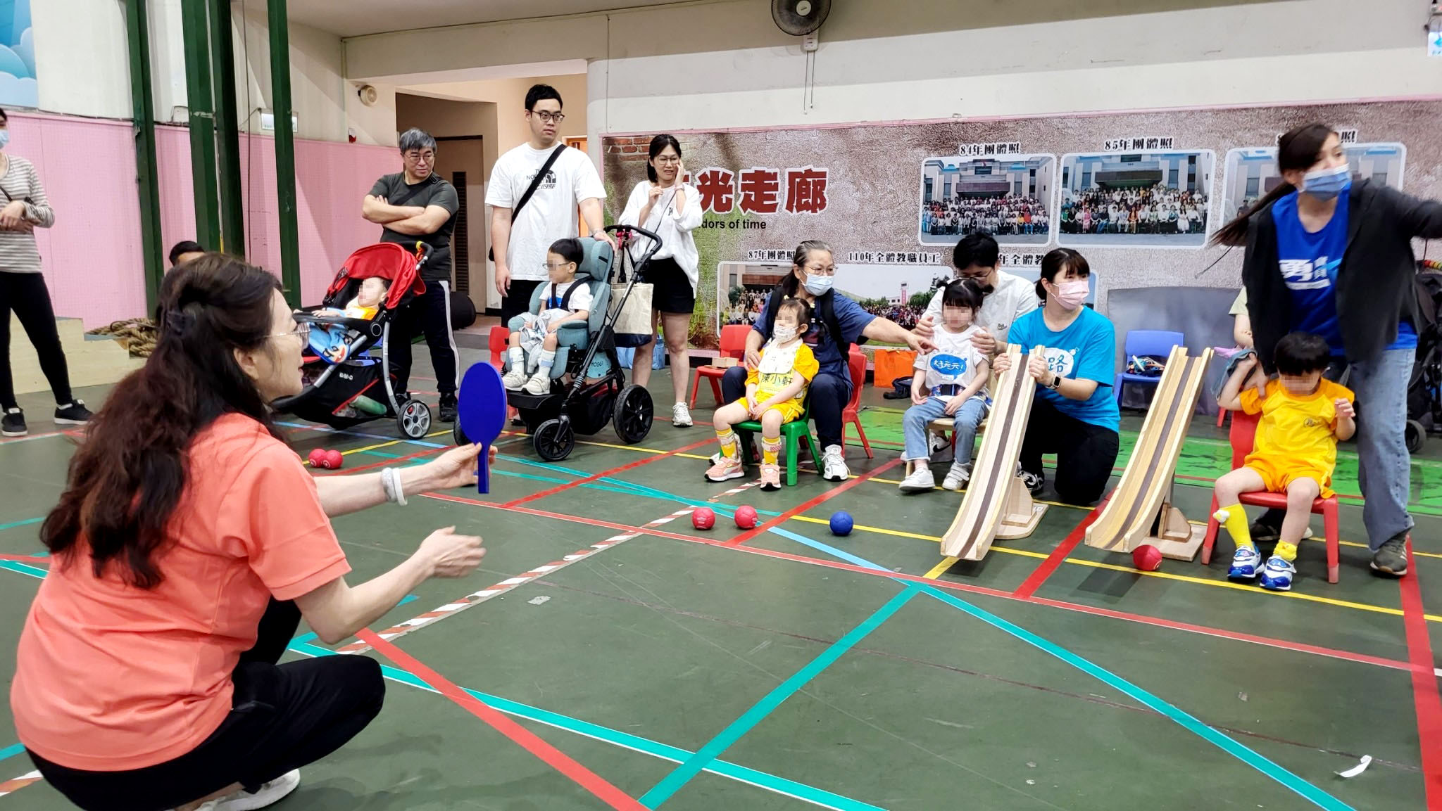 由桃園寶貝潛能發展中心主辦第十屆地板滾球聯誼賽,獲得身心障礙孩童的熱烈參與,讓他們也可以盡情享受運動的樂趣。