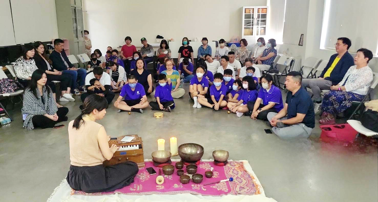 永達志工與院生體驗頌缽靜心課程。