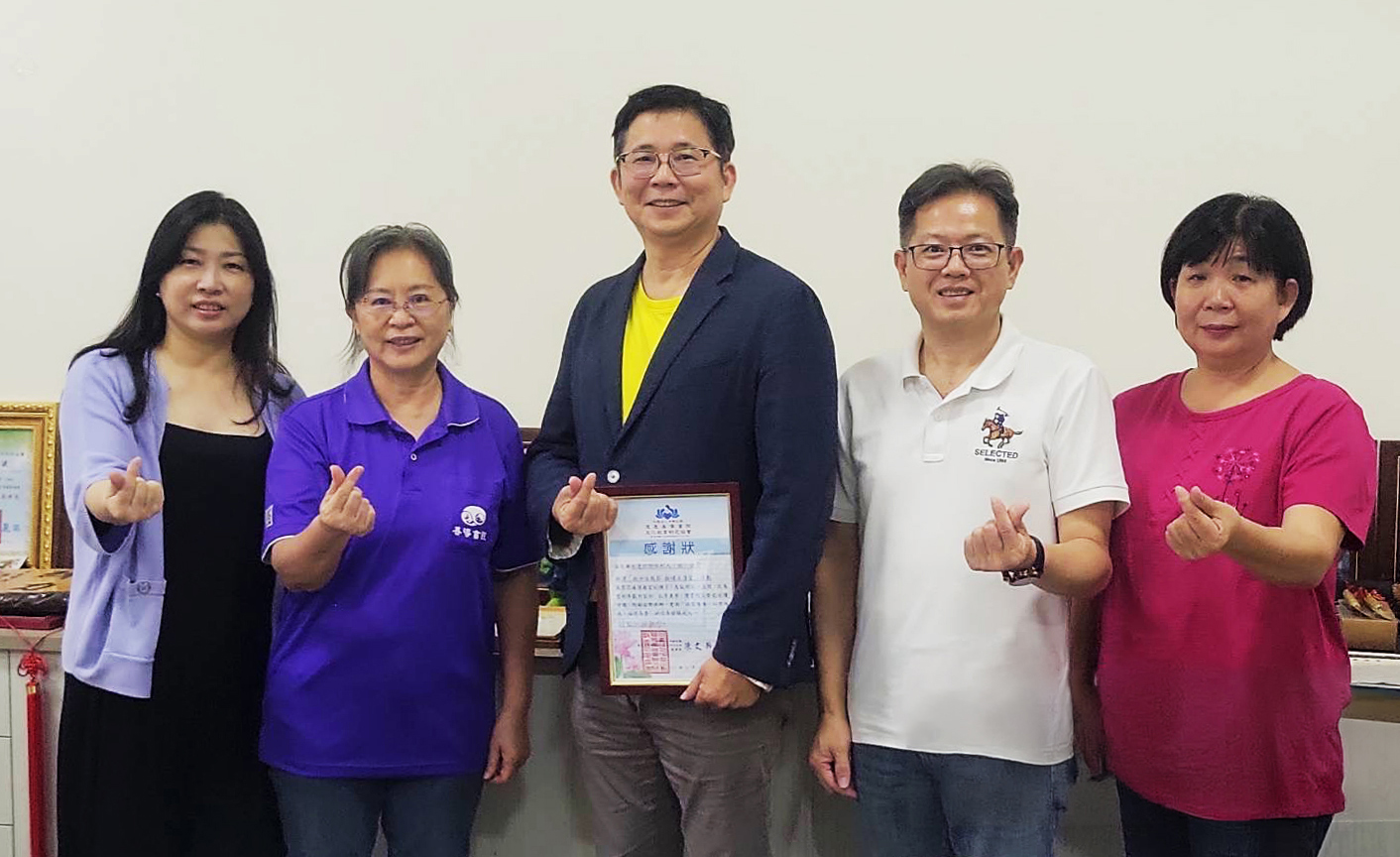 善導書院陳文靜院長(左2)頒贈感謝狀,由永達高文山業務副總(中)代表受贈,永達長官陳慧雯業務協理(左1)、蔡明宏業務協理(右2) 、賴惠文業務協理(右1)一同見證。
