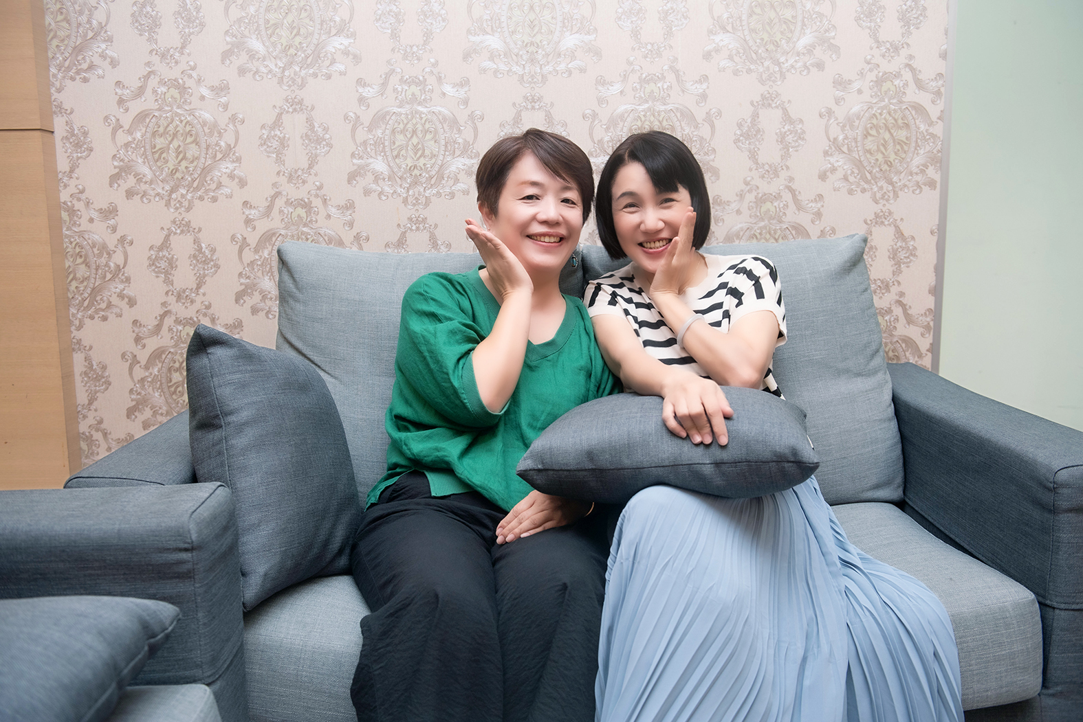 廖貞香與其業務鄭婷玉(左)開心合影。