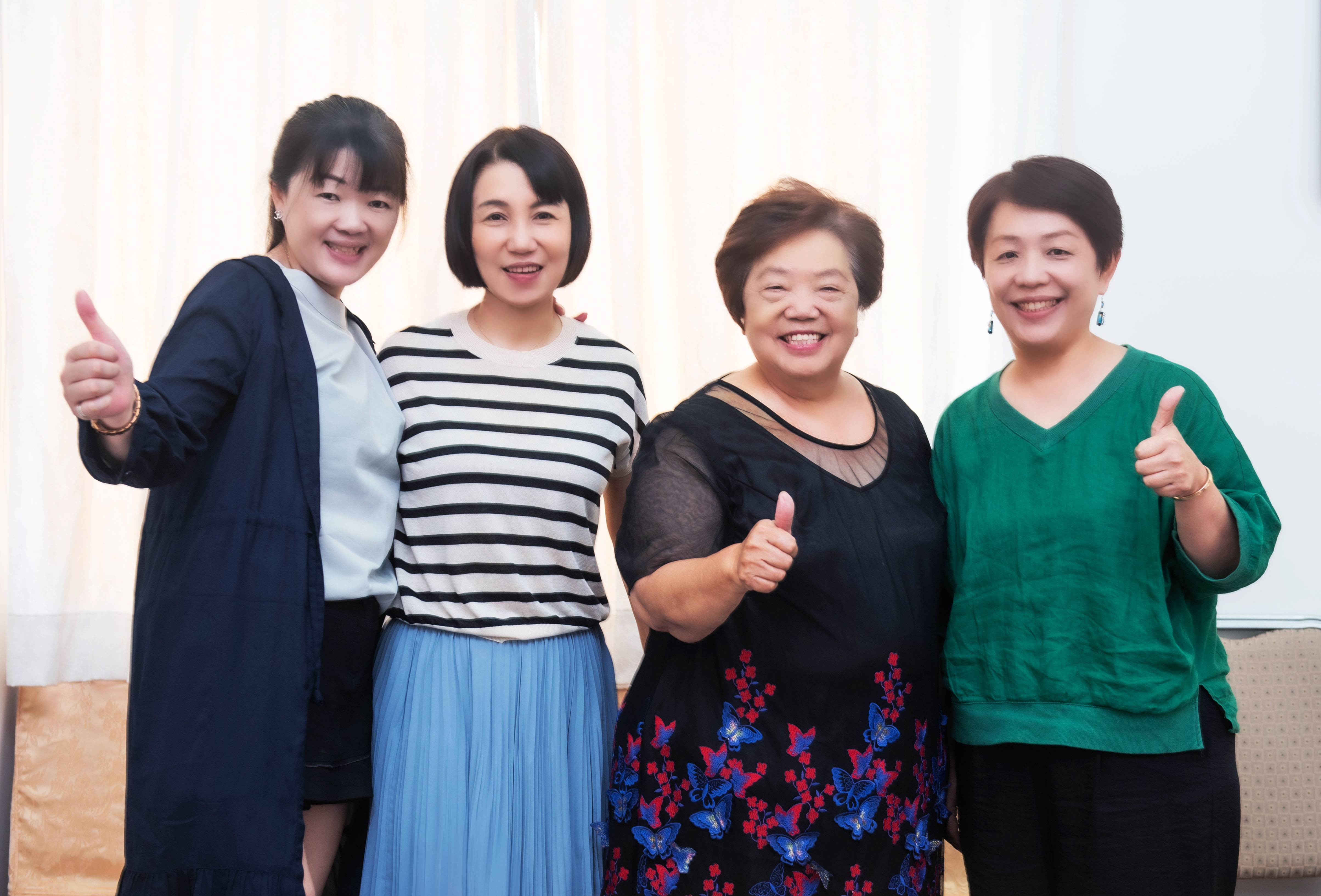 廖貞香參加永達財經講座活動,開心與魏滿妹業務高級副總(右2)、鄭婷玉業務儲備協理等合影。