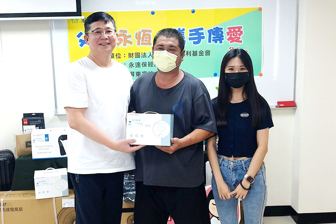 小怡為爸爸挑選肩頸按摩器,可以緩解父親的身體不適,由永達高文山業務副總(左)代表致贈。