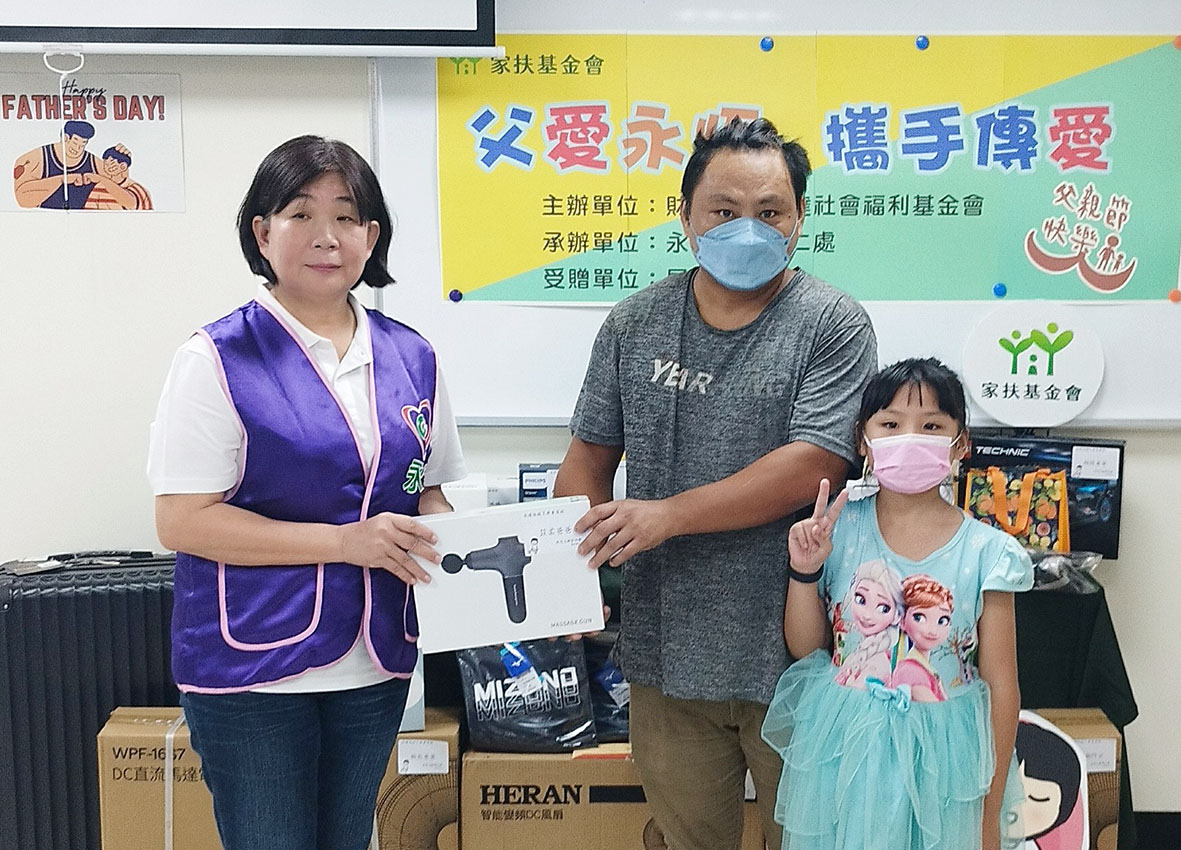 小柔和媽媽討論後,決定送爸爸筋膜槍,由永達賴惠文業務協理(左)代表致贈,小柔也親自寫卡片謝謝永達保經的叔叔阿姨們。