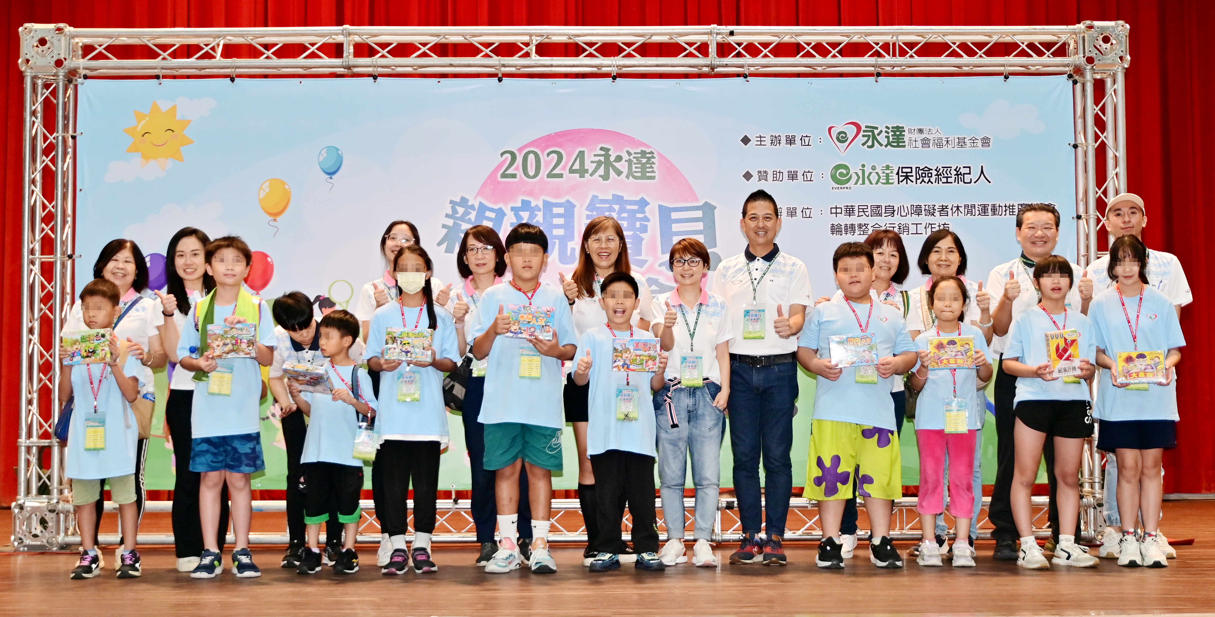 由永達保經廖素蘭業務協理與伍安晟業務協理，頒贈競賽表現優異獎。