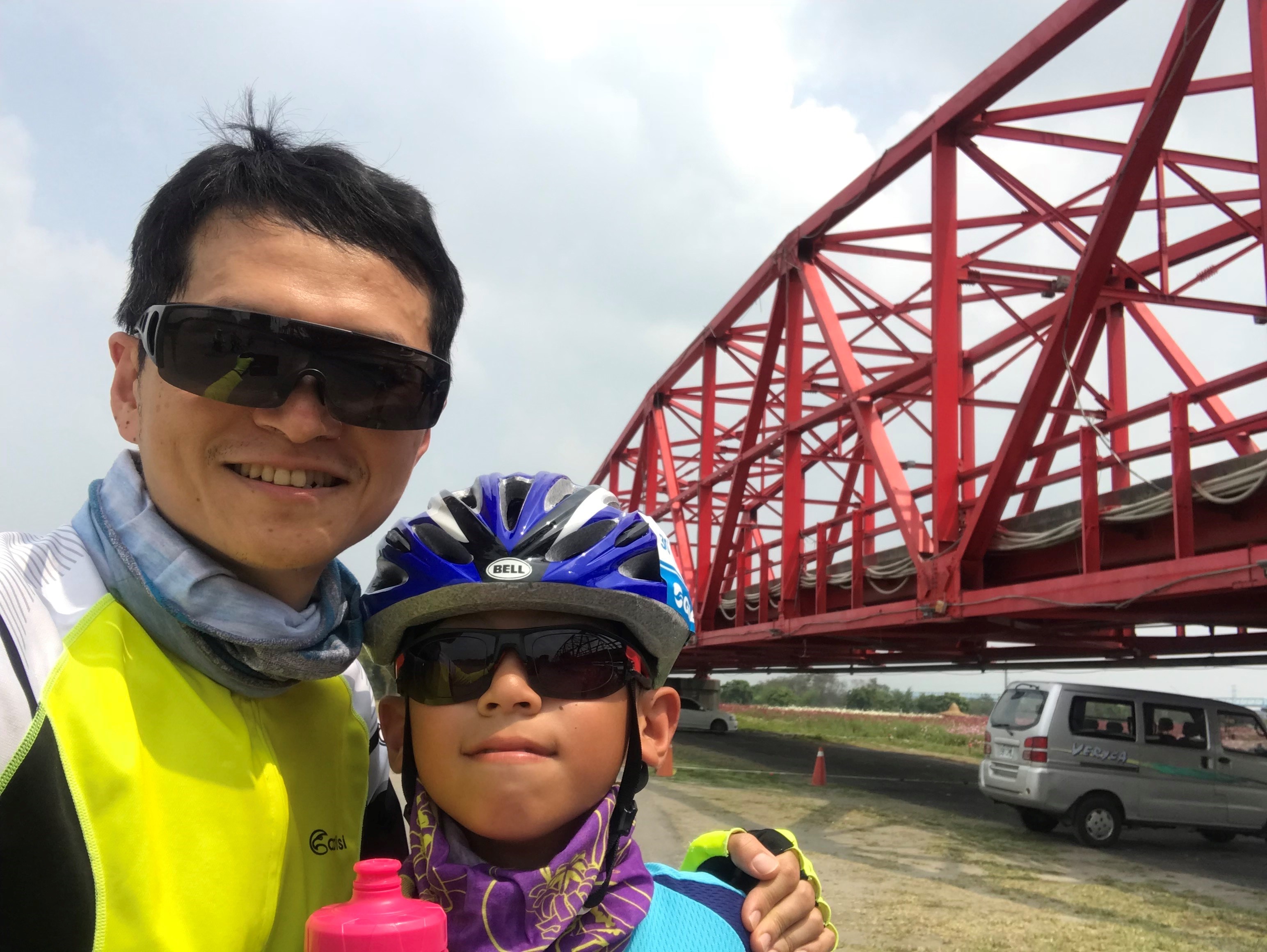 陳醫師帶兒子自行車環島,作為小學畢業禮物。