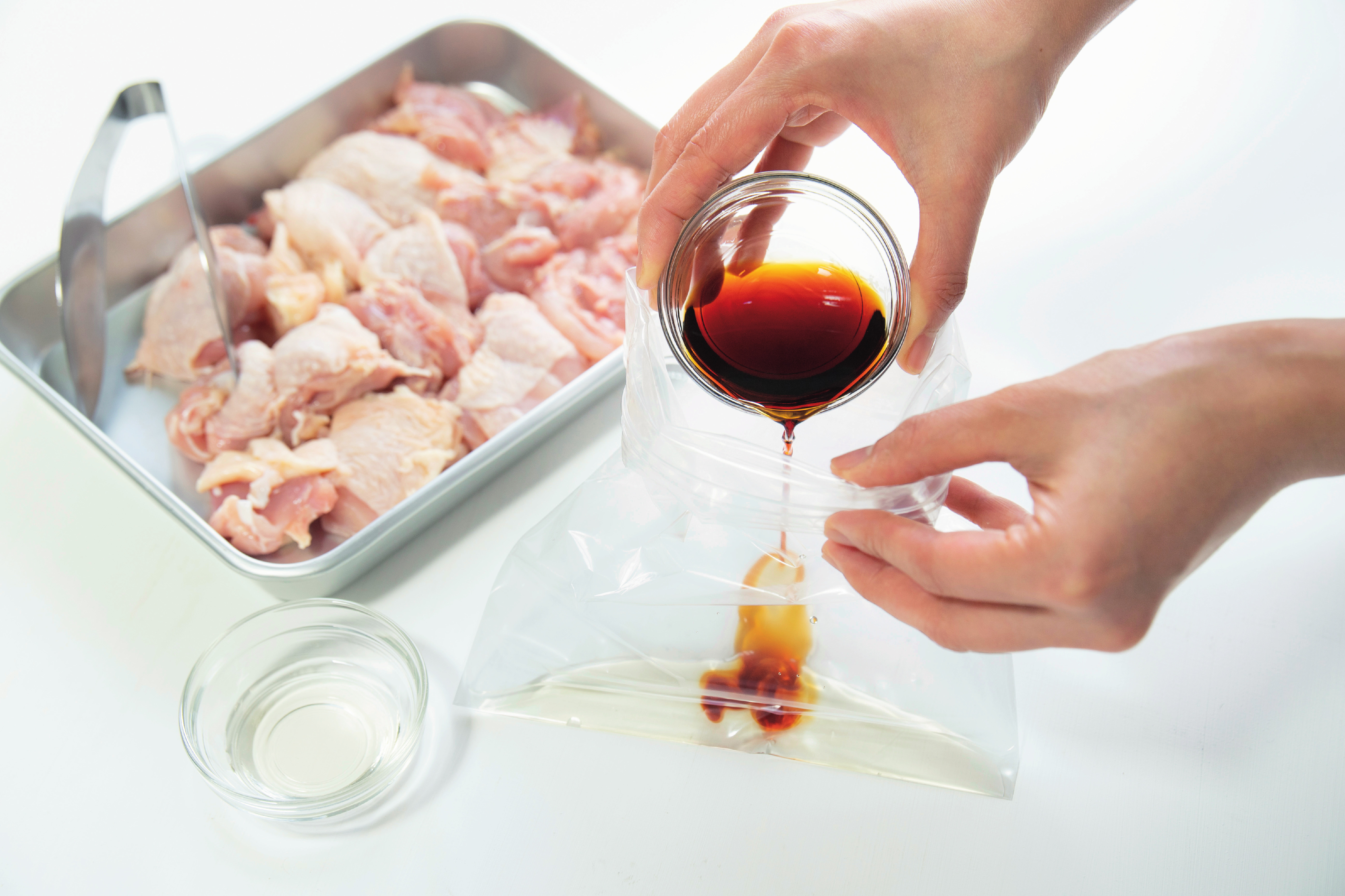 Step 2:將調味料倒入袋中
