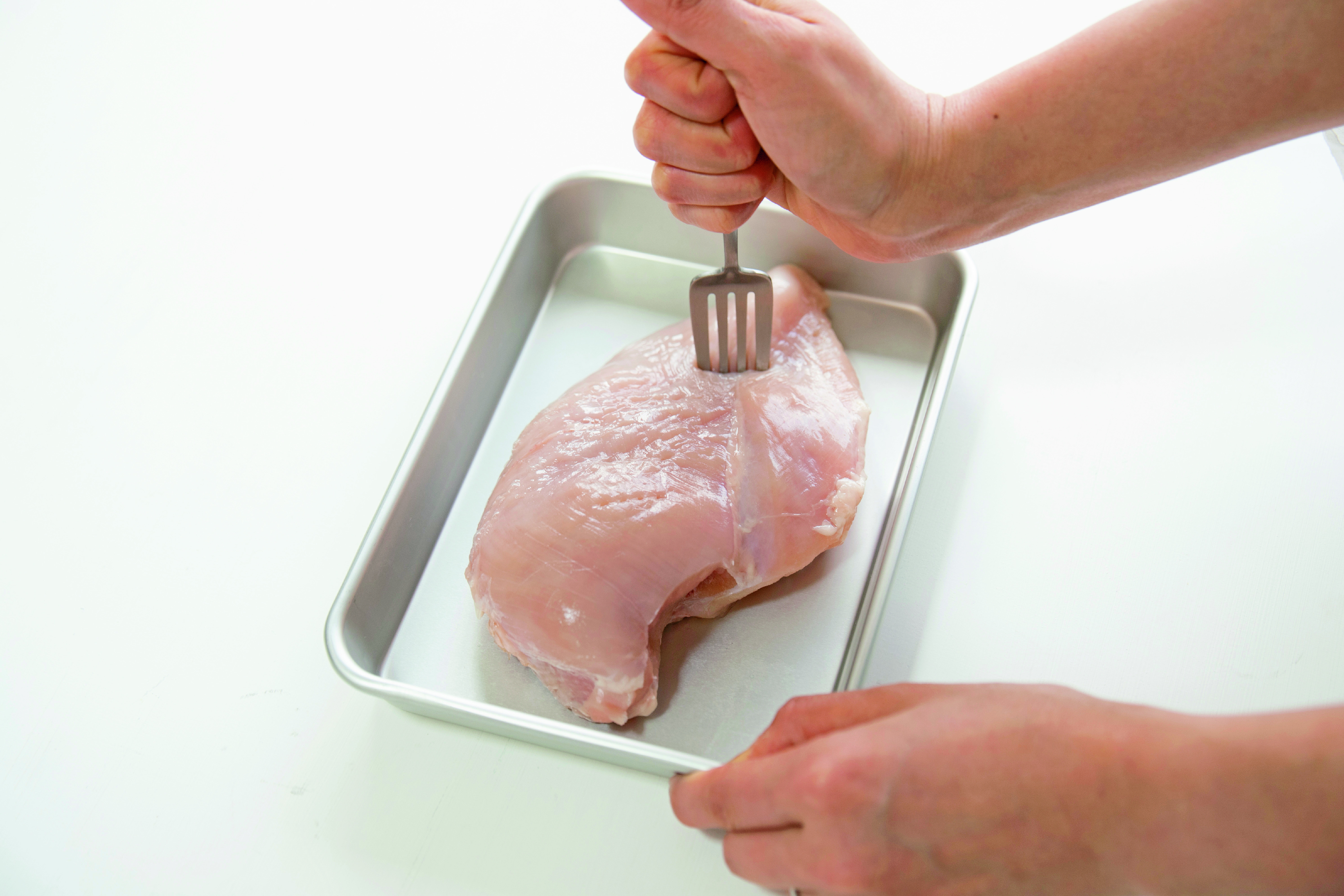 一、用叉子在整塊雞肉上戳洞