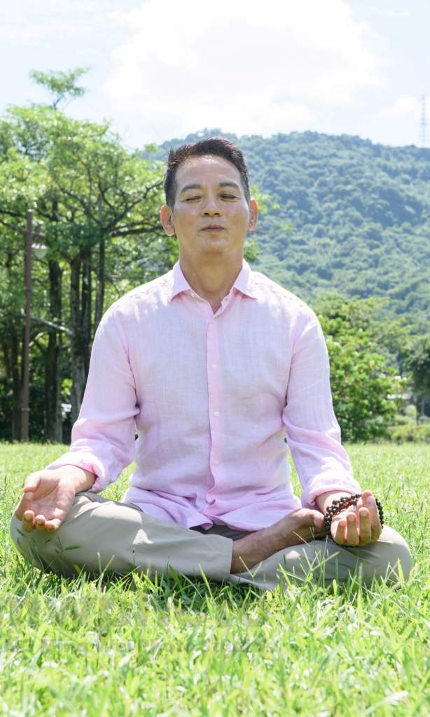 知名身心靈預防醫學專家洛桑加參醫師教大家透過呼吸調節自律神經。