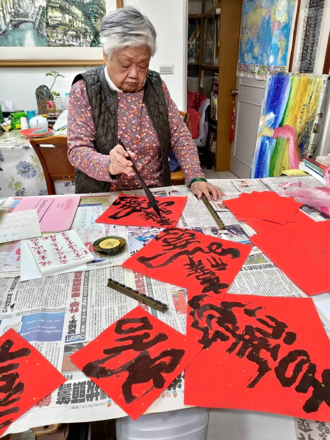 陳素民老師親筆揮毫春聯。