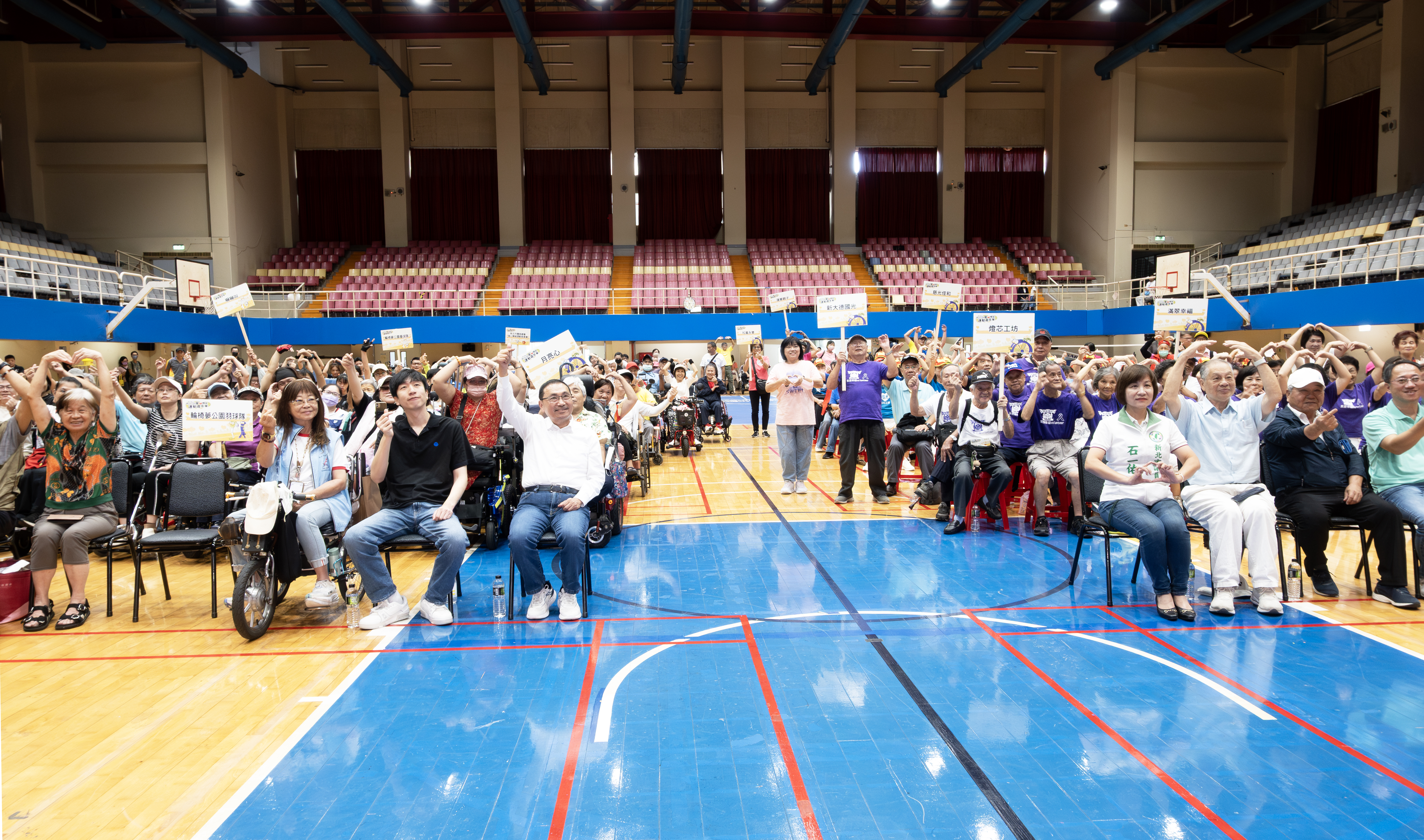 2025「新北市永達盃身心障礙運動嘉年華」現場共有600 多位身心障礙者及銀髮族參加羽球、飛鏢、手搖車、匹克球等十項體驗闖關活動，現場熱鬧非凡。