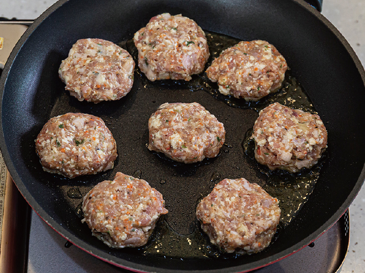 A圖:雞肉餡料攪拌均勻之後,捏塑成一個一個大小差不多的扁圓形,放入鍋中煎。