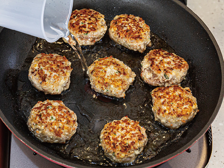 B圖:兩面都煎到上色後,倒入飲用水,並迅速蓋上鍋蓋燜一下。