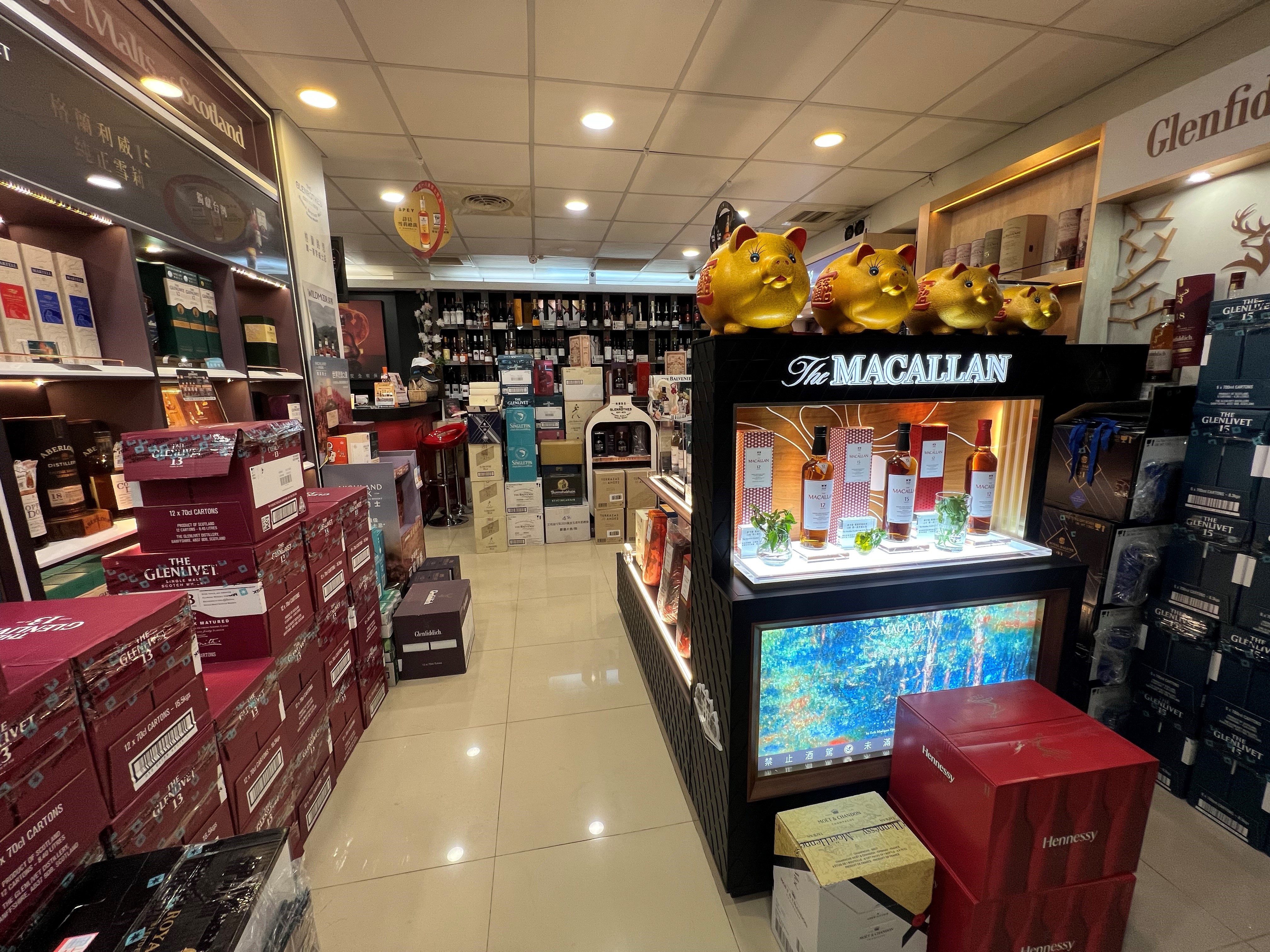 店內過道上擺放著一箱箱酒品，全是客戶預訂的。