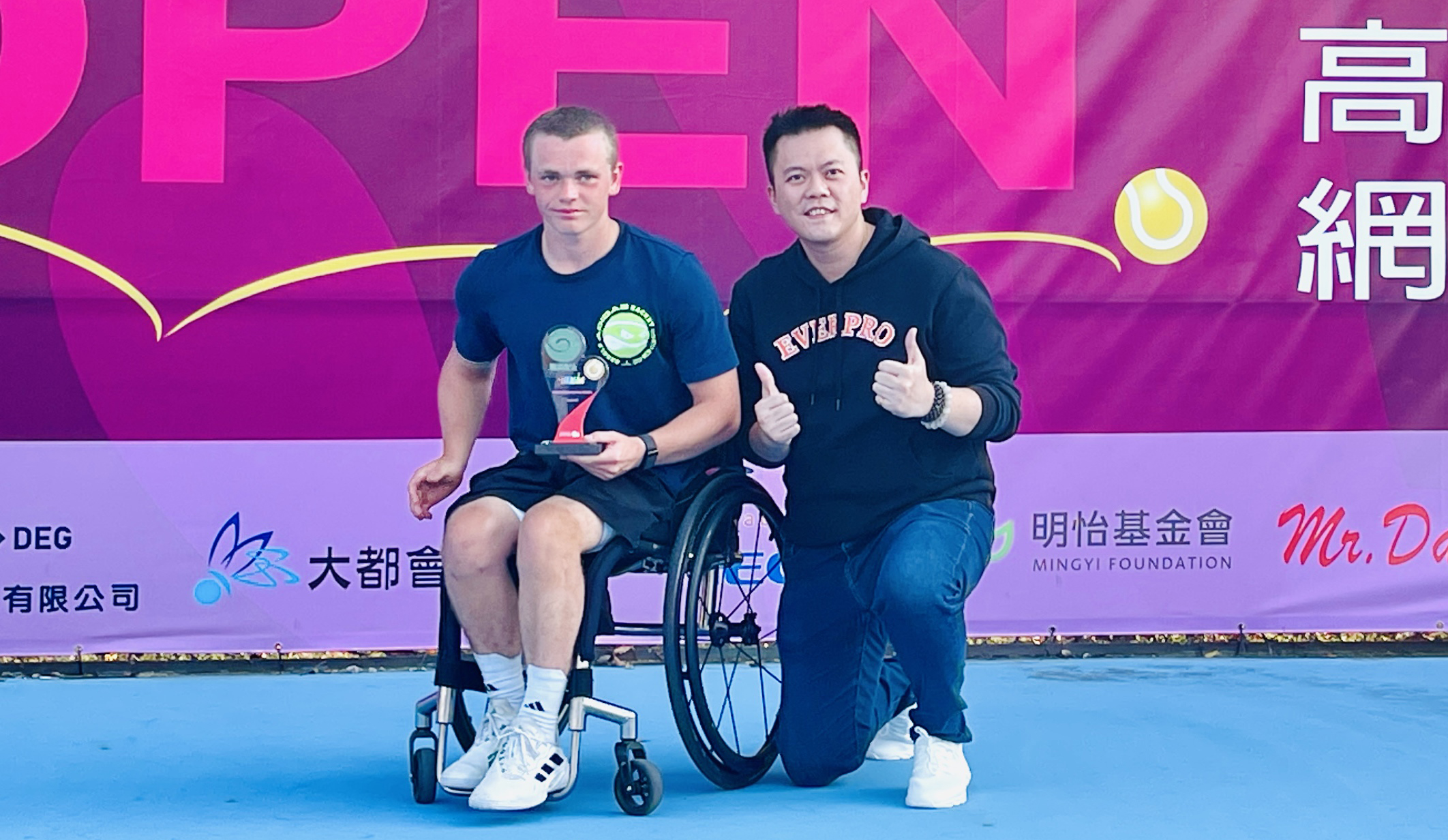 男子單打公開賽冠軍由來自英國Ben Bartram奪得，由永達保經蔡耀賢業務籌備副總頒發獎項。