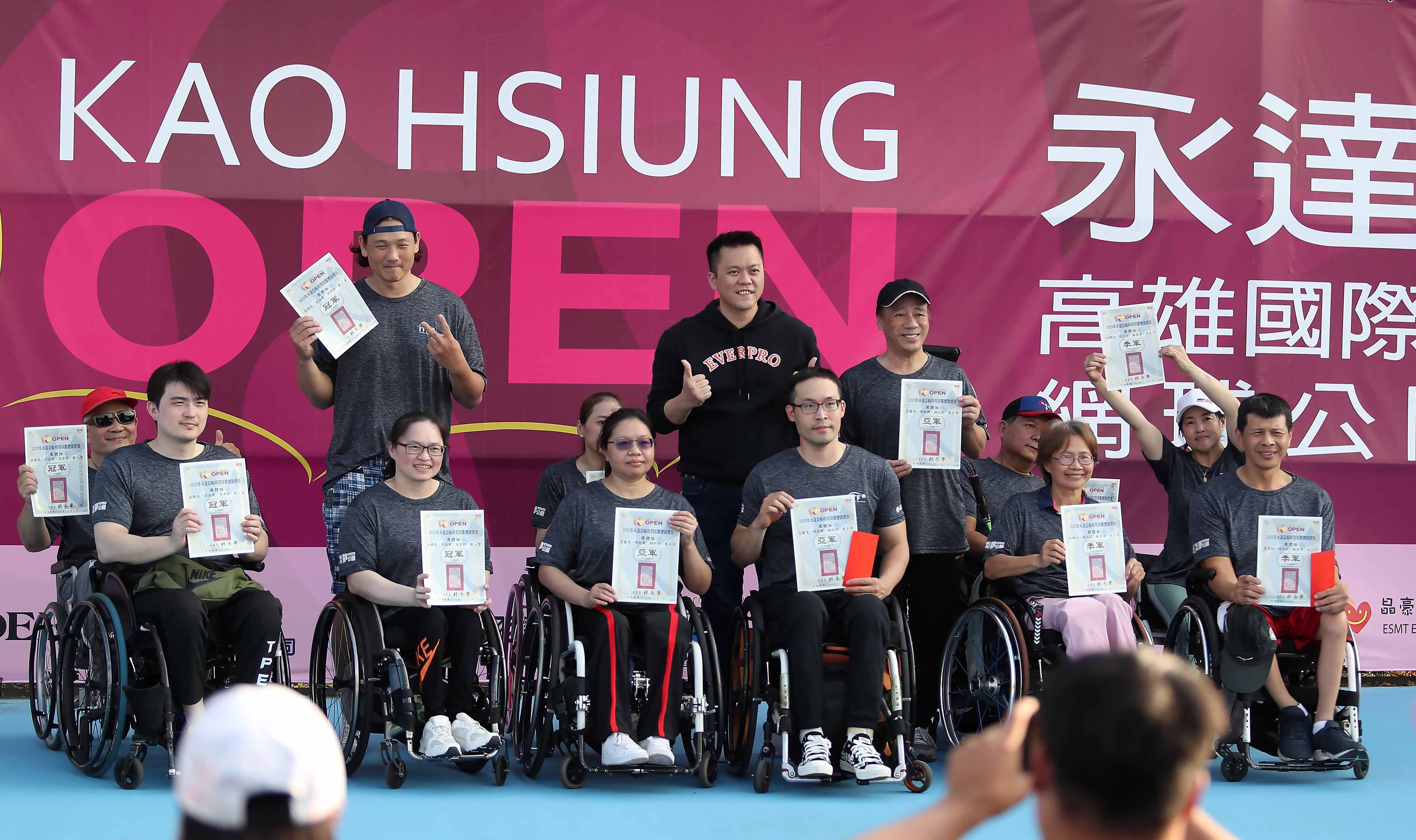 蔡耀賢業務籌備副總頒發羽球團體賽單打、雙打、團隊賽冠亞軍。