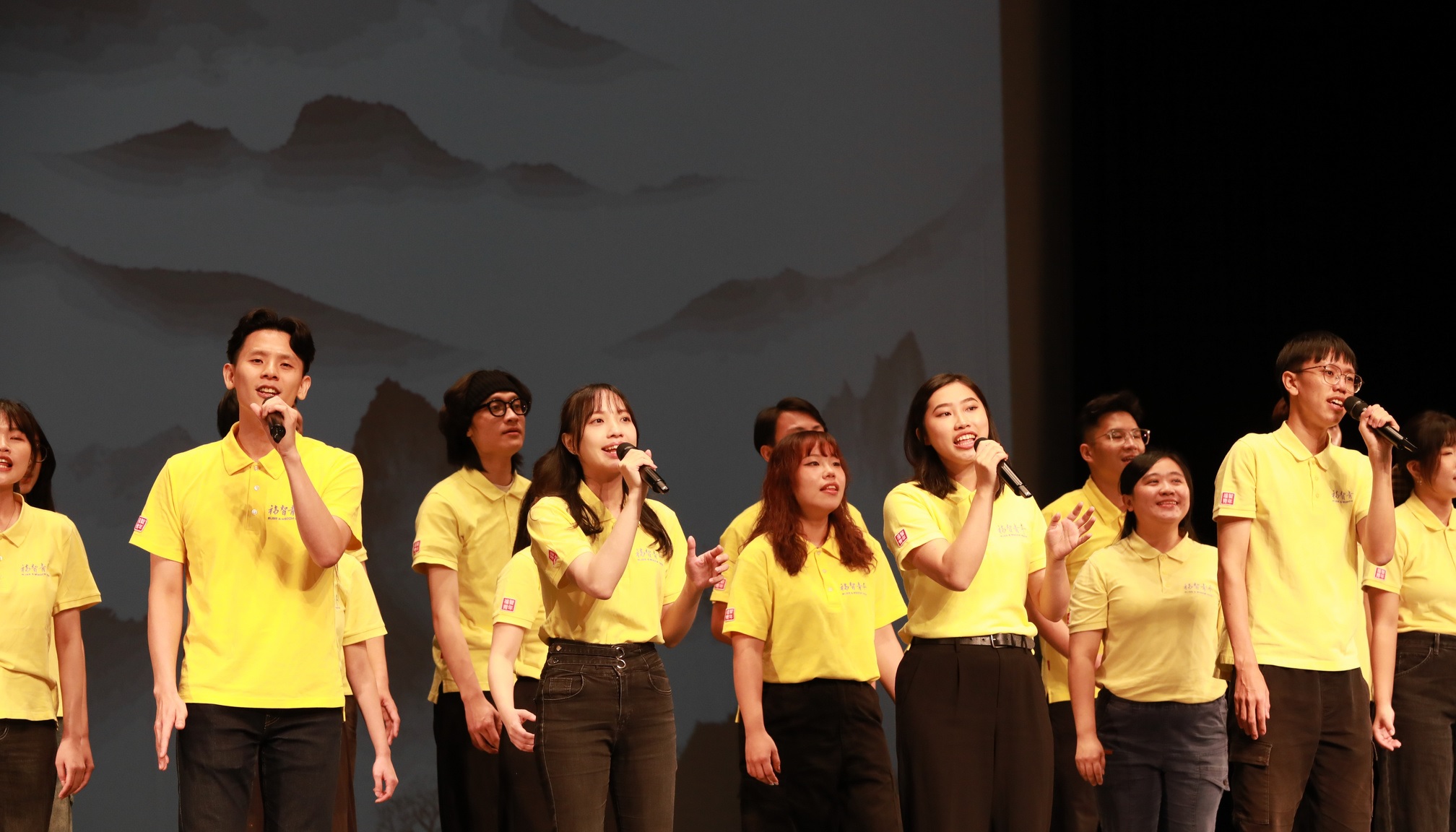 營隊大專義工都來自各校社團及福智文教基金會。