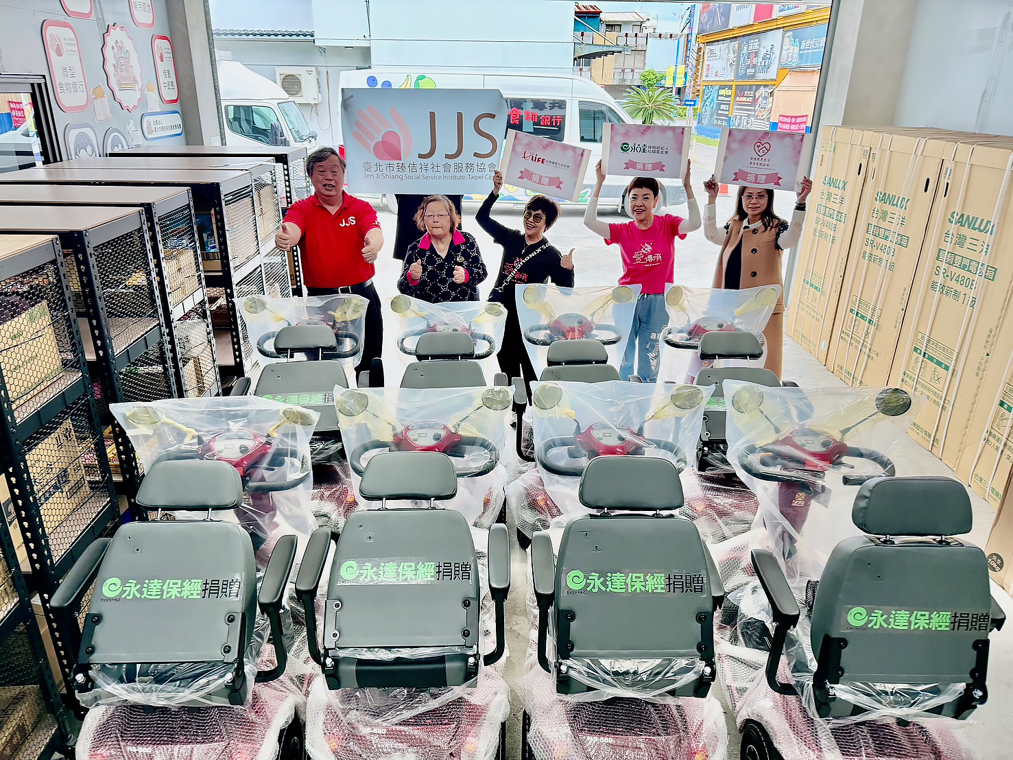 台灣優質生命協會紀寶如秘書長帶領同仁捐贈第一批電動代步車至花蓮光復鄉。