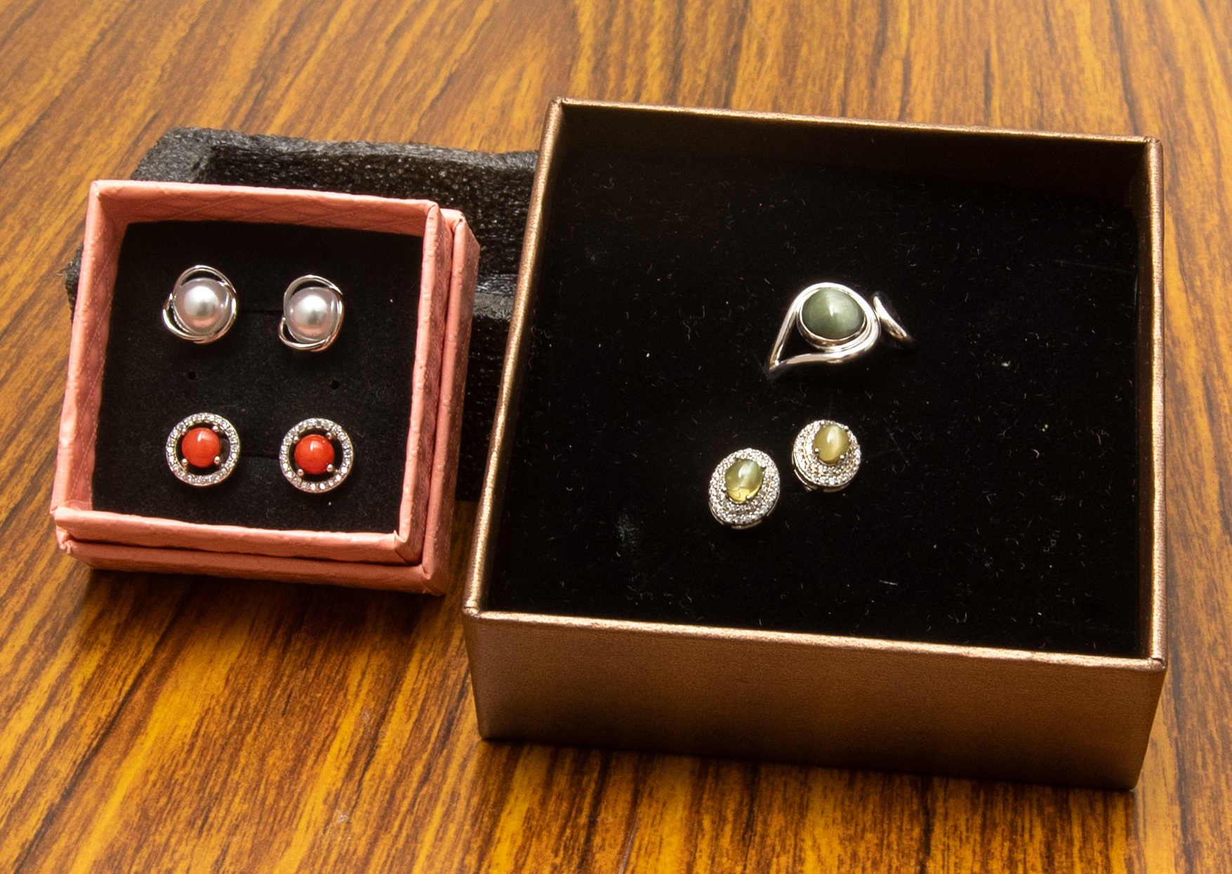 吠陀寶石戒指的配戴有極其嚴謹的規範，務必尋求專業老師諮詢。