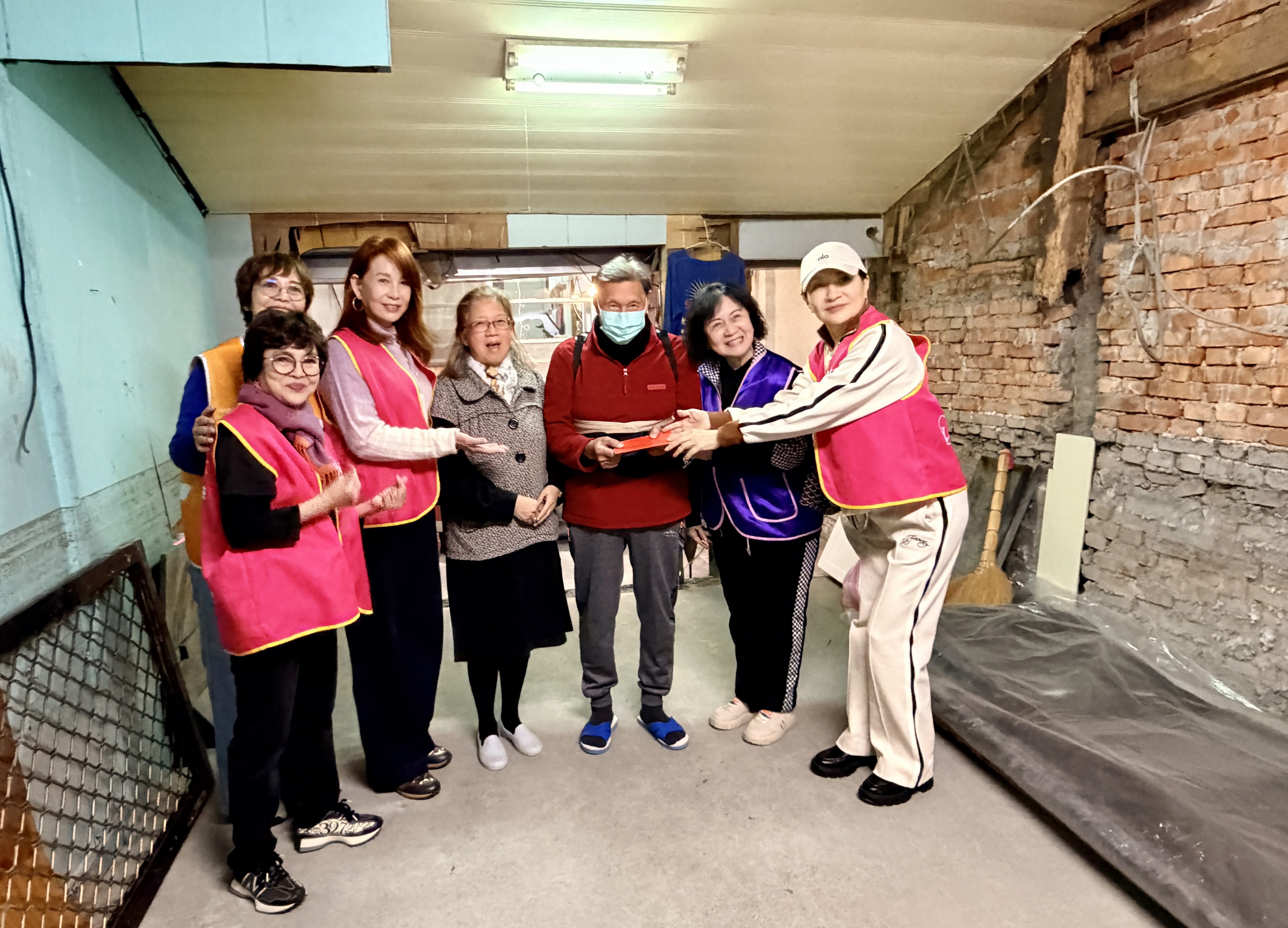 永達保經蔡瑩惠業務資深副總（右二）與台灣優質生命協會常務理事方芳芳（右一）以及紀寶如秘書長（左一）一起訪視受災戶致贈關懷慰問金。