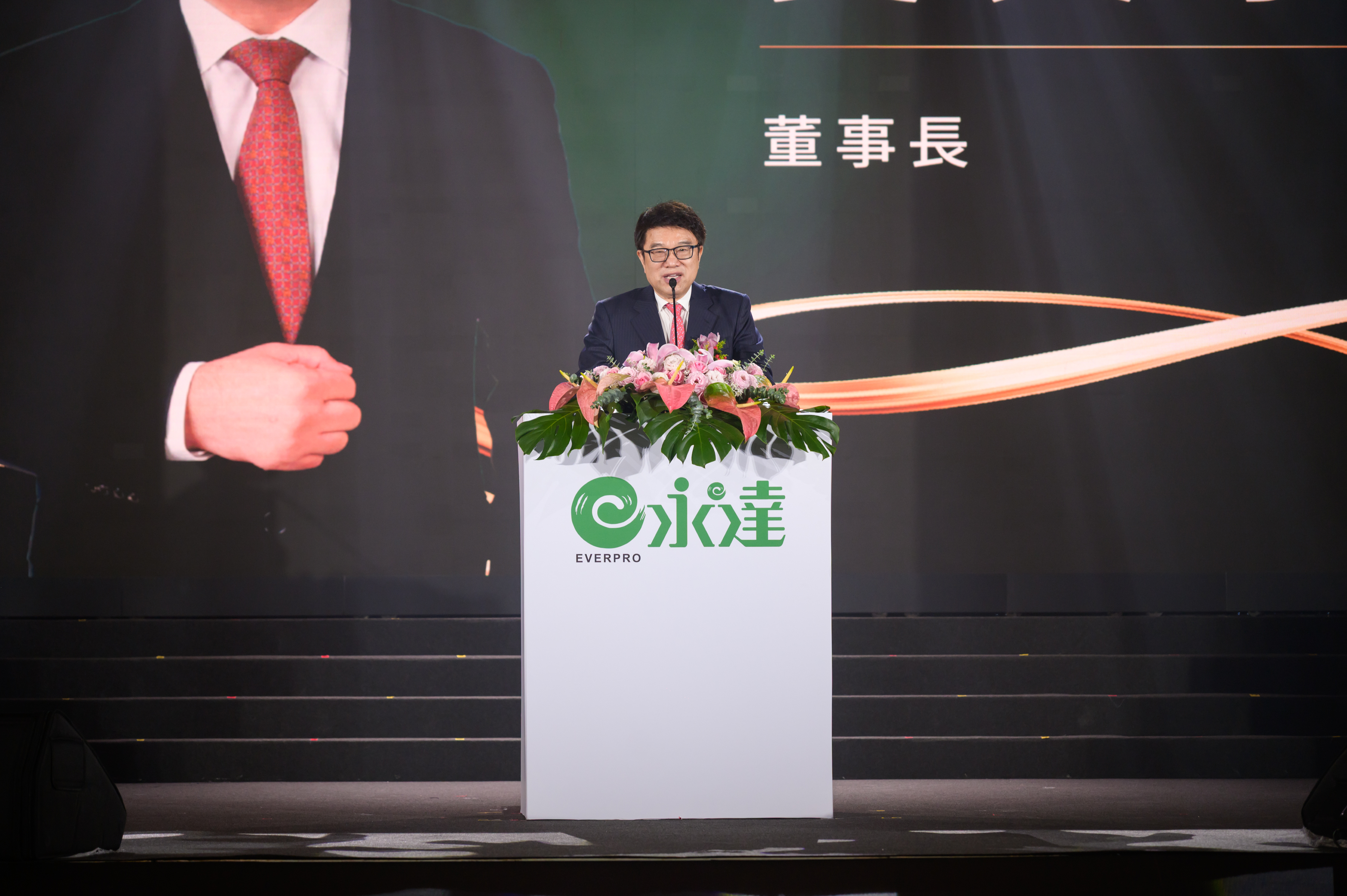 永達保經吳文永董事長表示，公司成立25年來始終專注於退休規劃與資產傳承市場，協助保戶完善風險管理並發揮保險的核心價值。在2025年永達交出亮眼成績單，年度營業收入達新台幣27.08億元，反映服務品質的13個月保單繼續率穩定維持在97%，充分顯現客戶對永達的高度信賴。