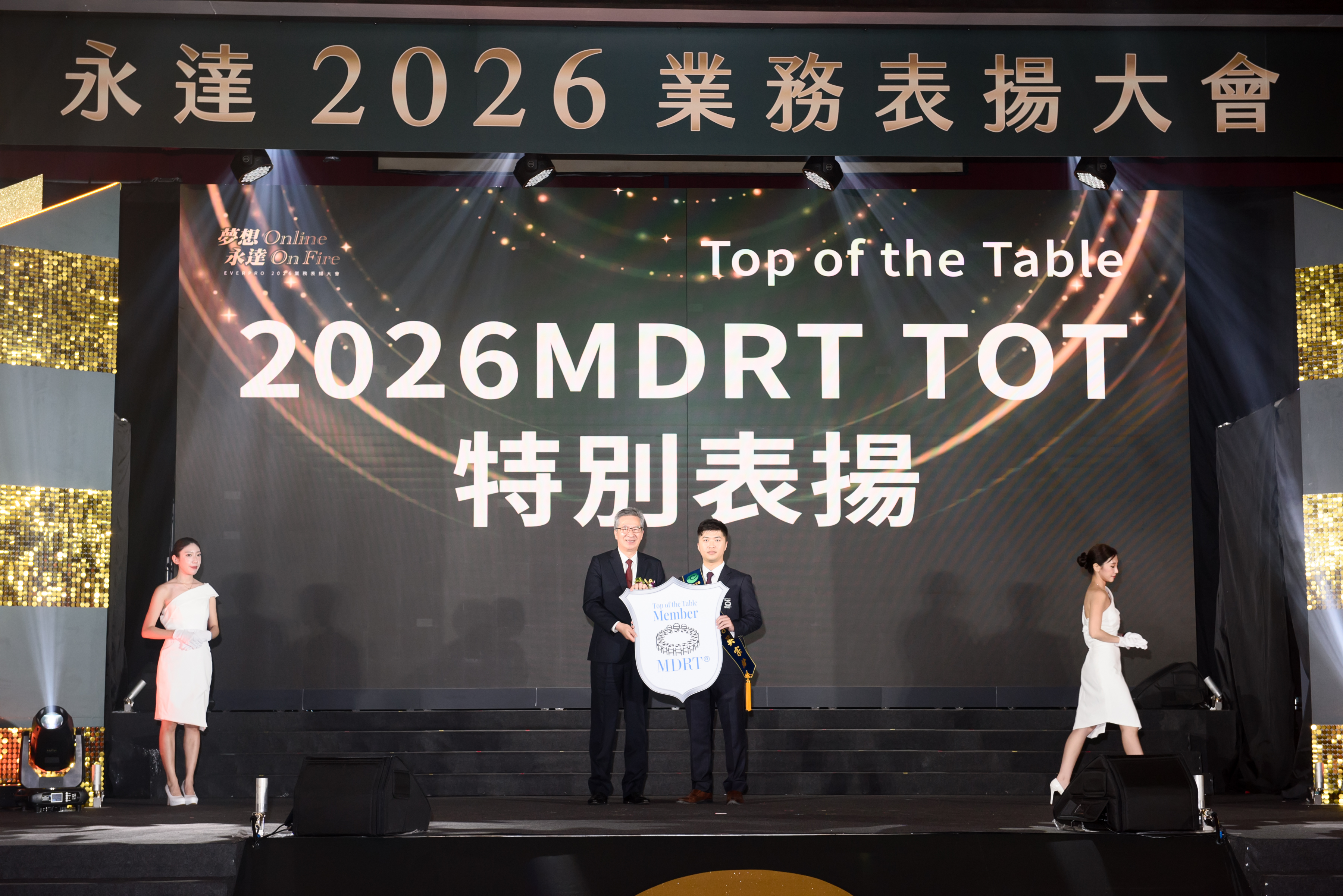 吳宗翰業務儲備協理（右1）。