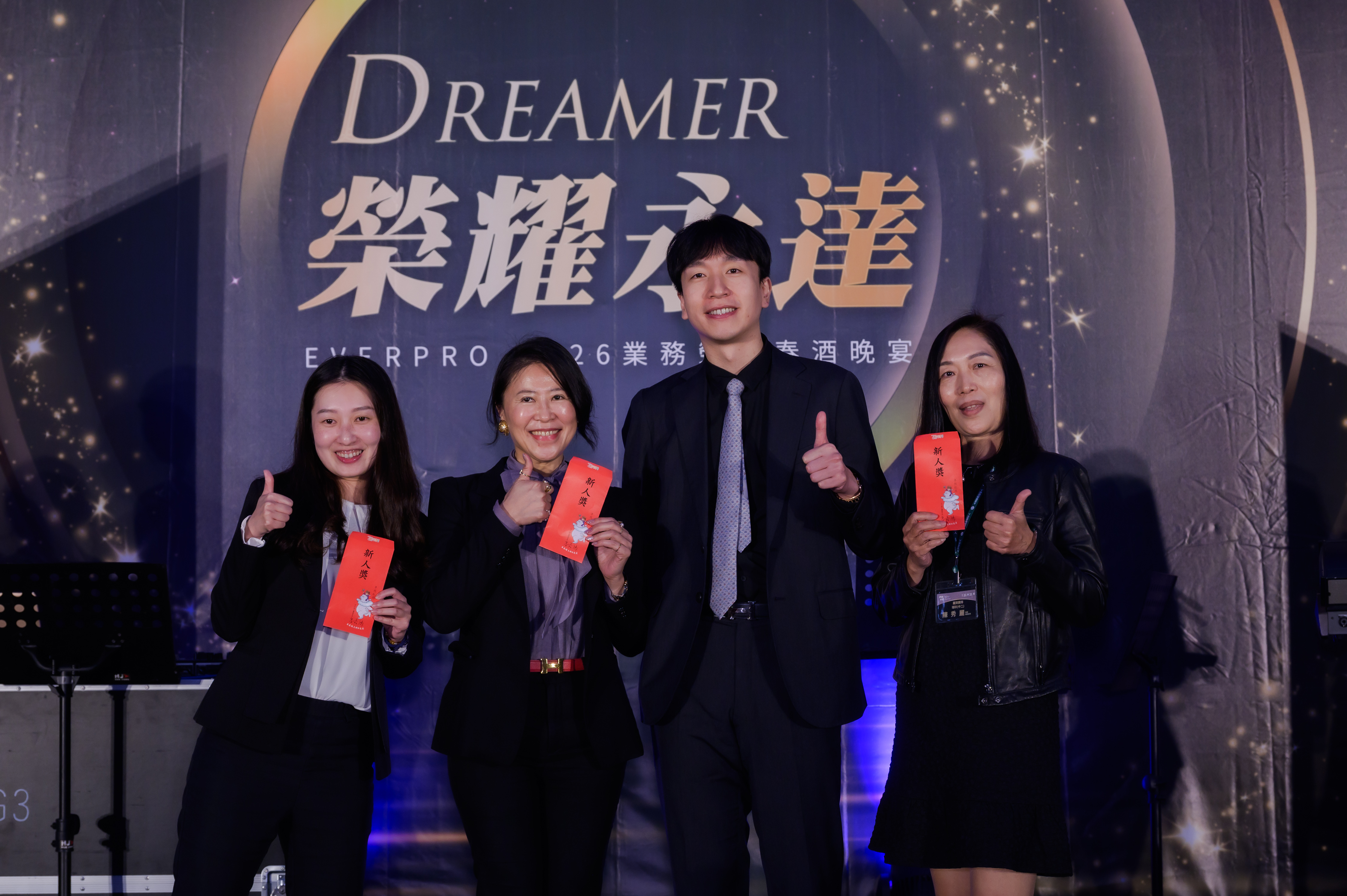 張鈺瑄業務經理(左1)、李雅雯業務資深經理(左2)、陳秀麗業務高級經理(右1)獲得新人獎，由總經理特助吳柏瑨頒發。