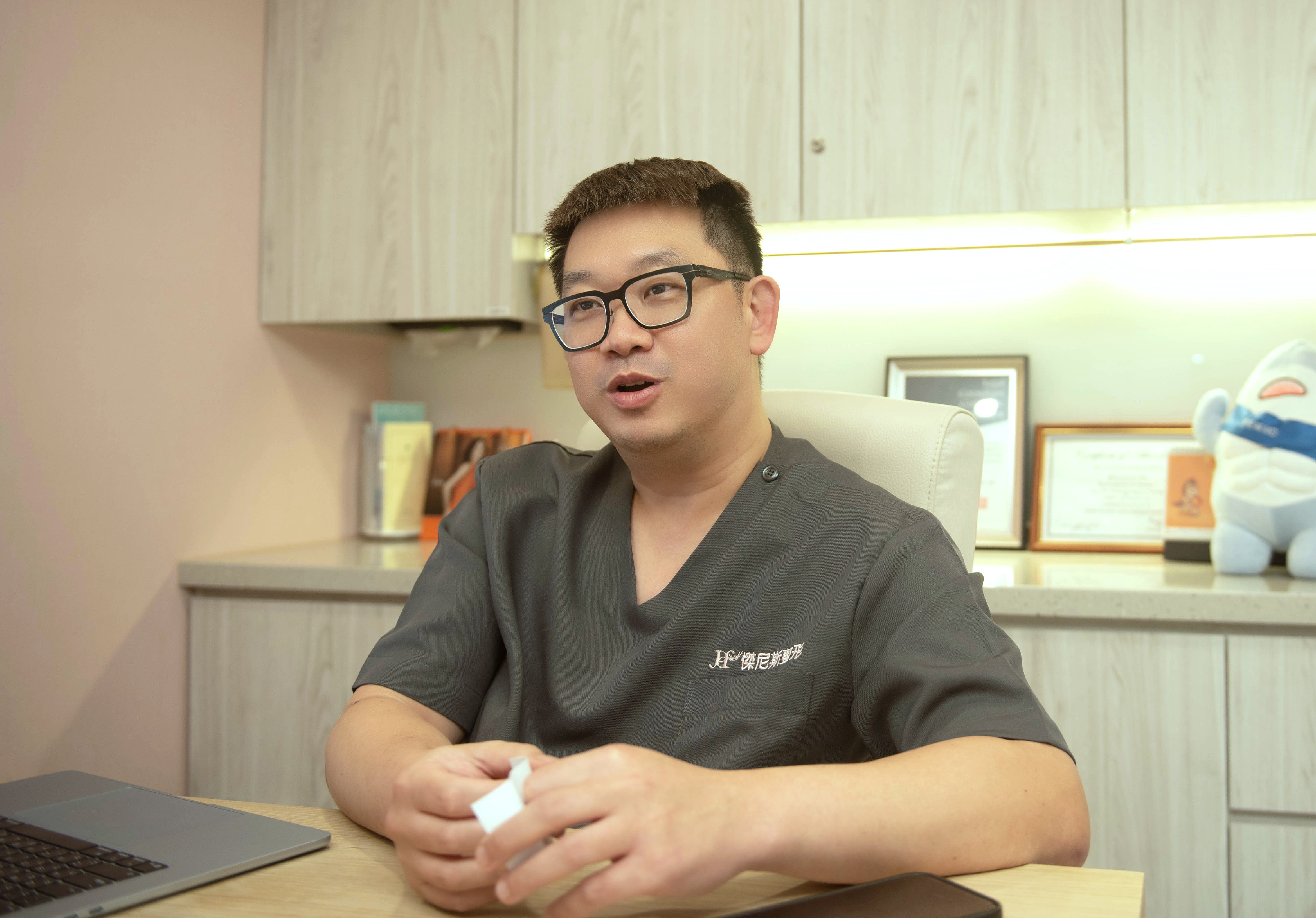 李旻昭醫師認為，滿足需求、讓患者變得快樂，也是一種治療。