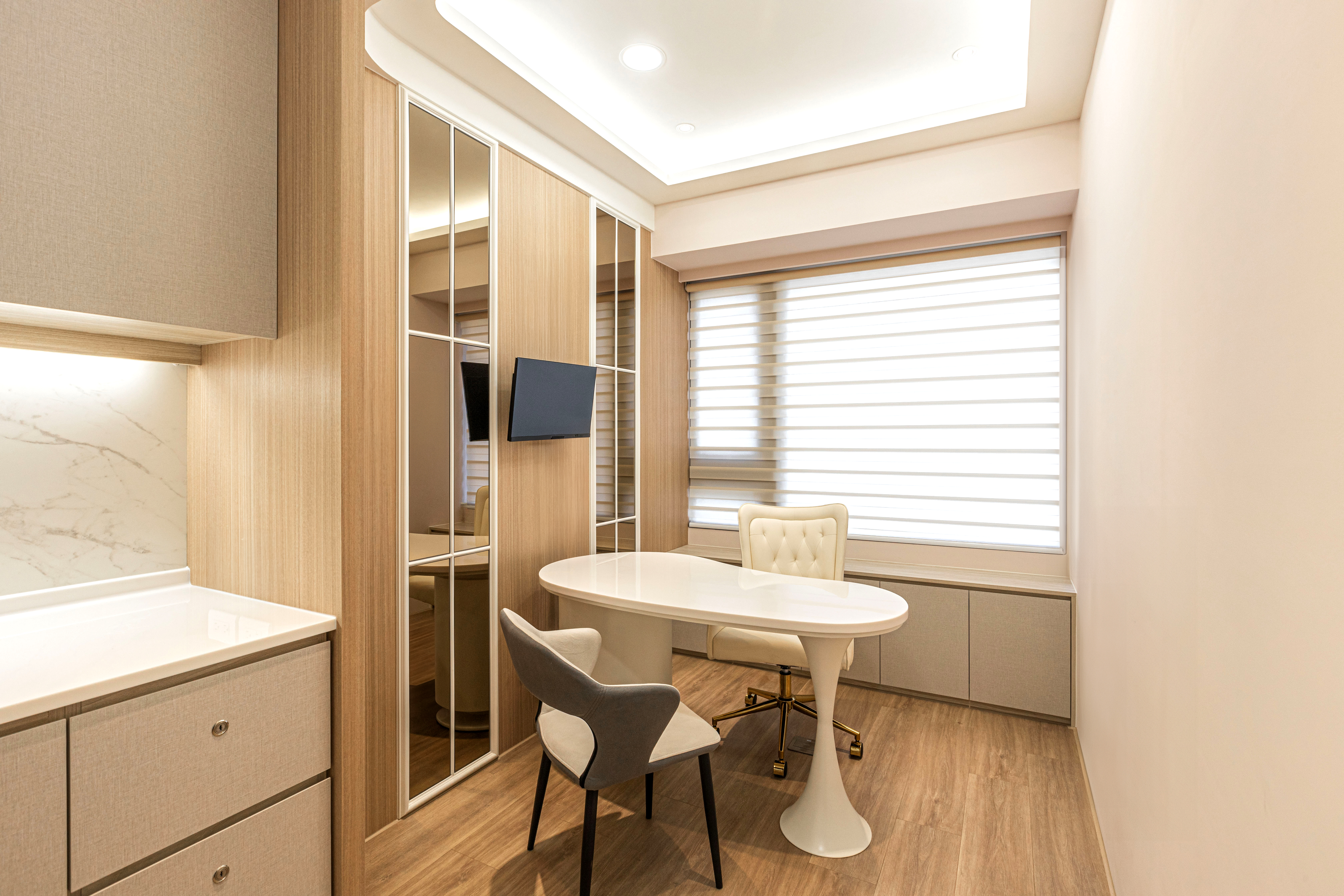 診間設計簡潔明亮。