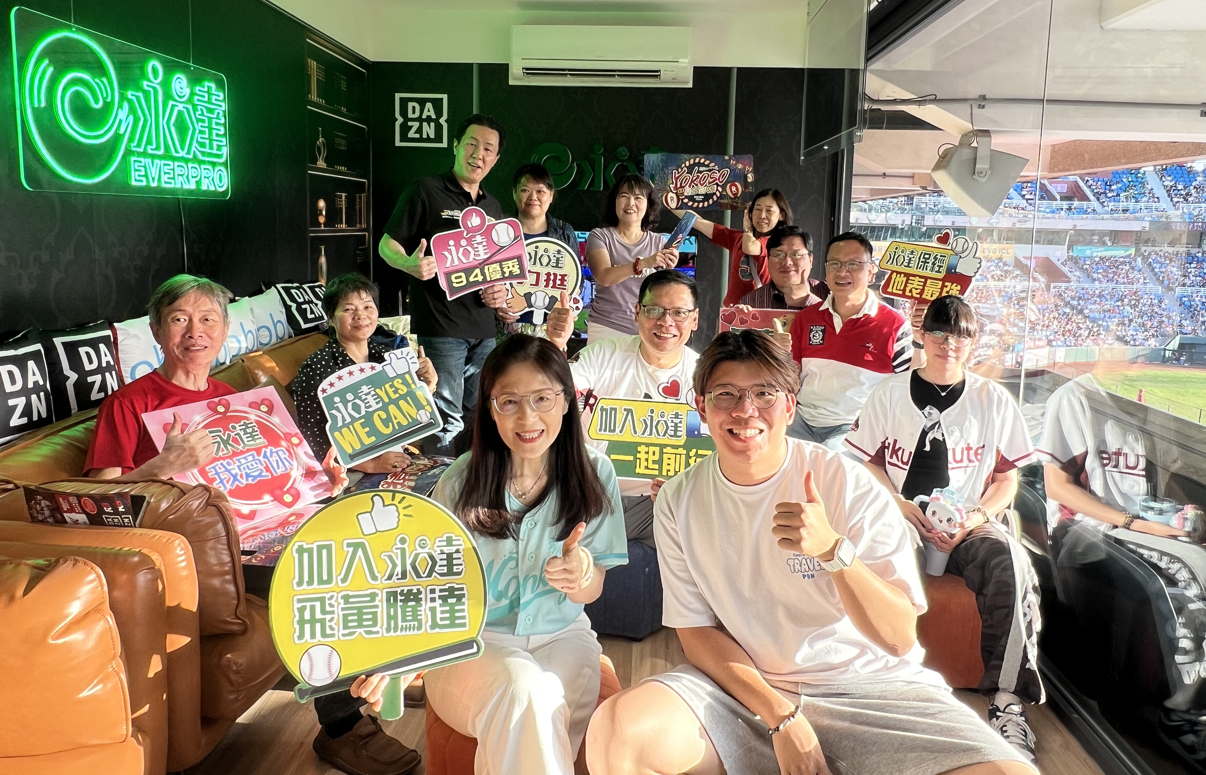活動當天珍華團隊的業務與客戶開心合影。