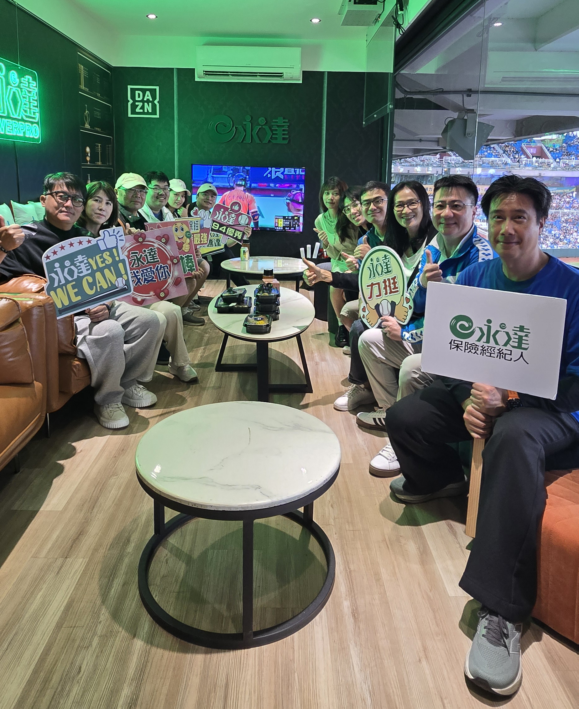 在石文仁業務副總(右1)帶領下,月碧團隊陪伴 VIP 客戶盡情享受精彩賽事。